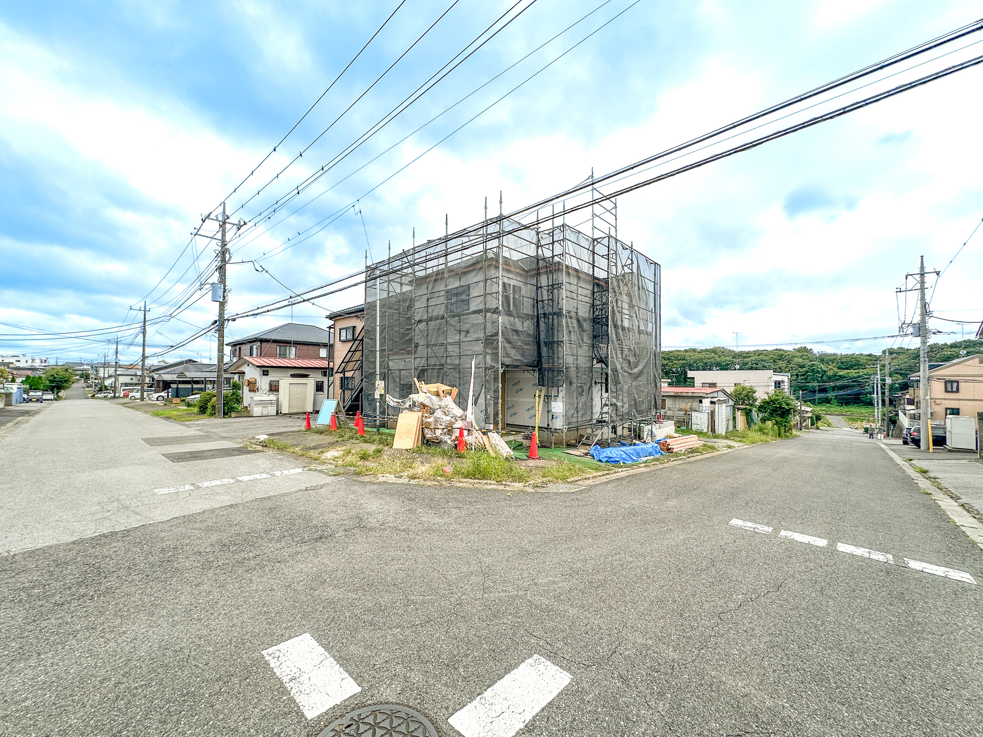 宇都宮市清原台１丁目　新築住宅全１棟の前面道路含む現地写真|低層の一戸建てを中心とした街並みが整然と続き、周辺は高い建物が建っていないので、採光や開放性に恵まれ、空が広く緑の多い閑静な趣を感じる環境です。

