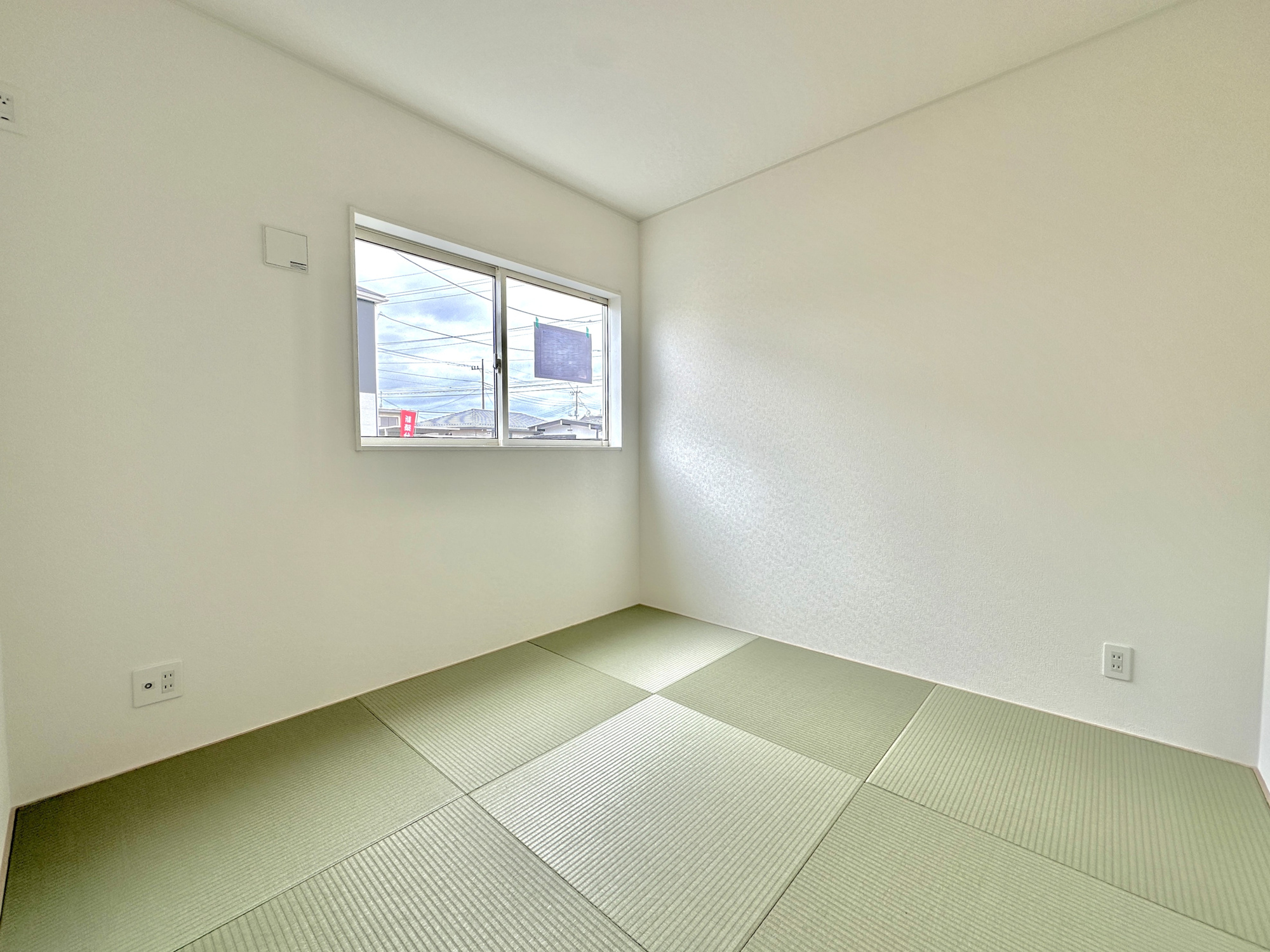 那須塩原市豊浦南町の新築一戸建の和室|【同社施工例】LDKと隣接した和室。リビングから目が届く場所なので、お子様の遊び部屋・お昼寝スペースとして使うのもオススメです♪