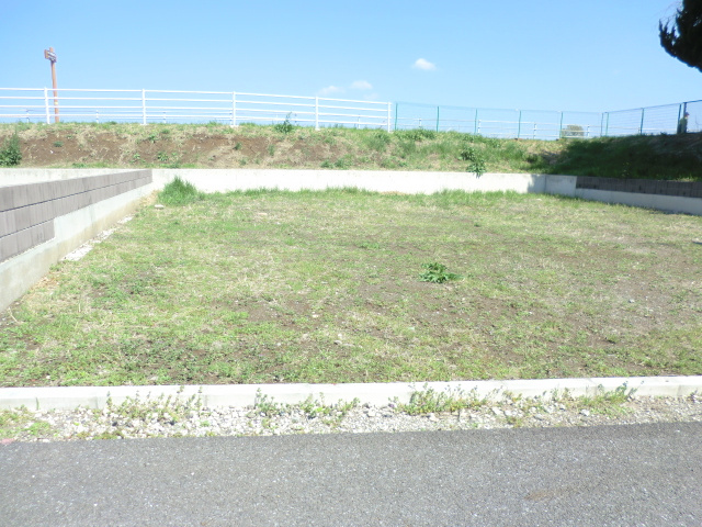 陽当たりの良い住宅用地です。前面道路に面して出入りも楽です。