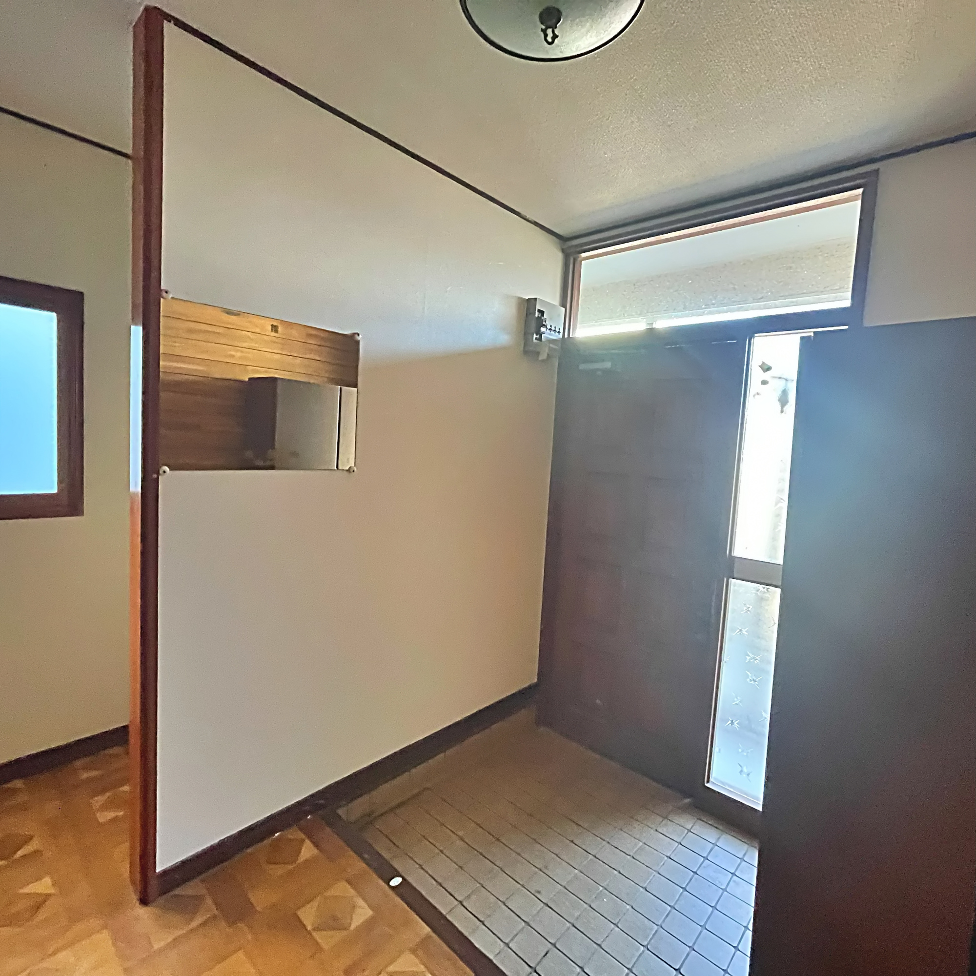 登別市新生町5丁目25-10　中古住宅の玄関