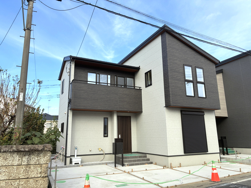 久喜市葛梅（全2区画）1号棟　外観完成イメージ　控えめな風合いのパールグレーと立体感と温かみをもたらす木目柄のブラックを張り分けた気品ある外観になっております。
