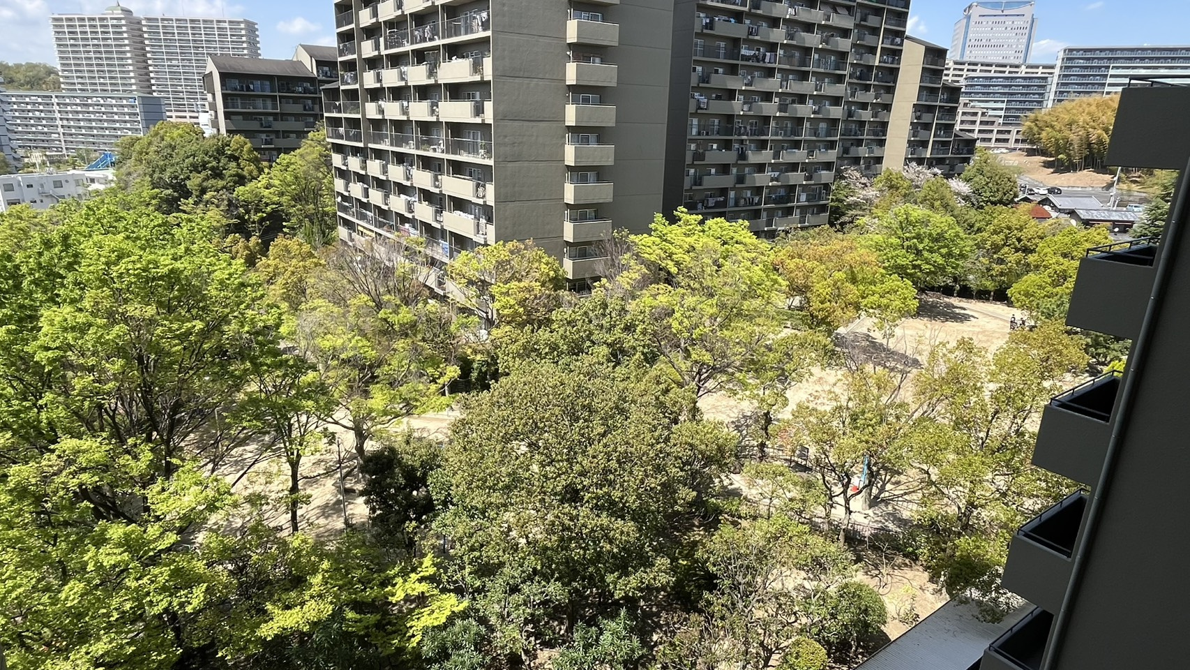 千里中央パーク・ヒルズE棟の展望|周辺には公園もあり、緑も多いです。