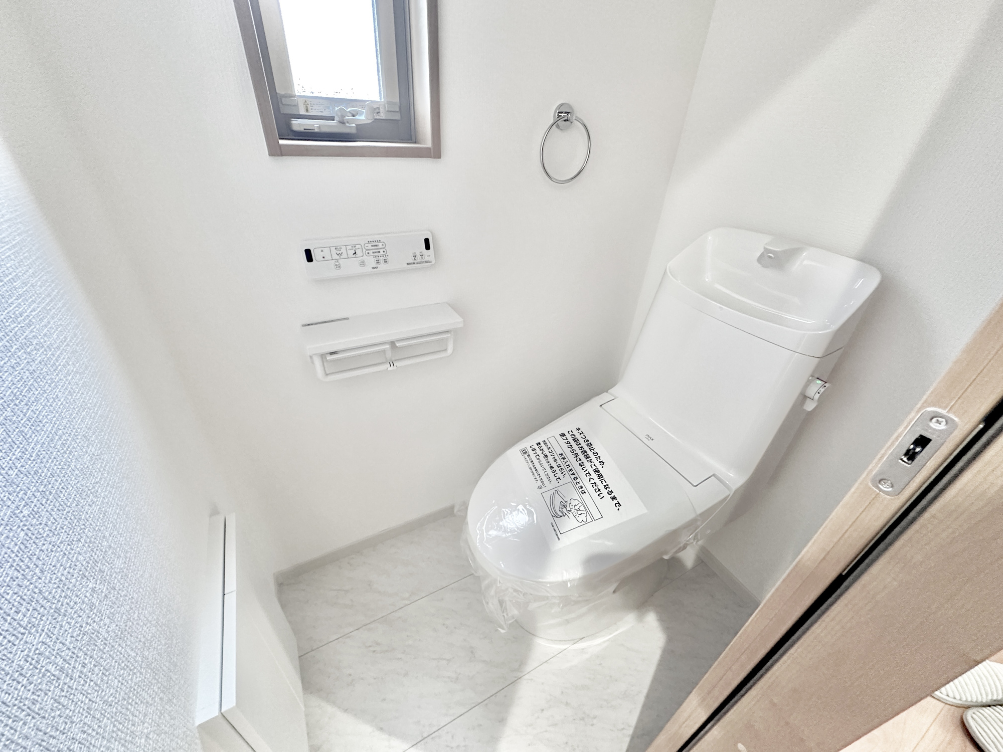 那須塩原市並木町の新築一戸建のトイレ|【１号棟】節水型でエコなトイレには、今では当たり前の洗浄付き。便座を温める機能もついていて、居心地良くてトイレから出られなくなるかも！換気用に換気扇はもちろん、窓も着いているので常に快適ですね♪