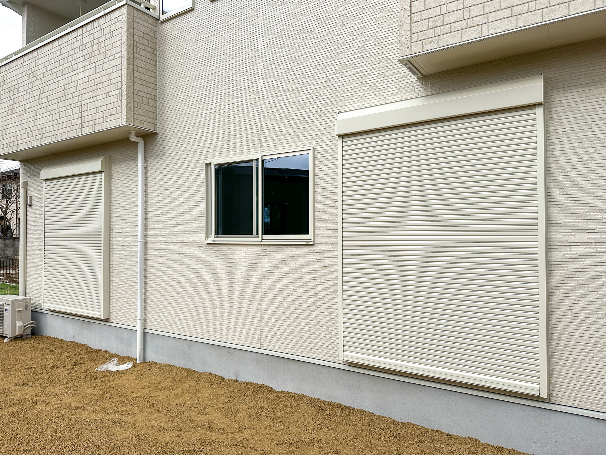 那須塩原市並木町の新築一戸建の防犯設備|防風、防犯、防音、断熱と様々な効果を発揮するシャッター付きです♪