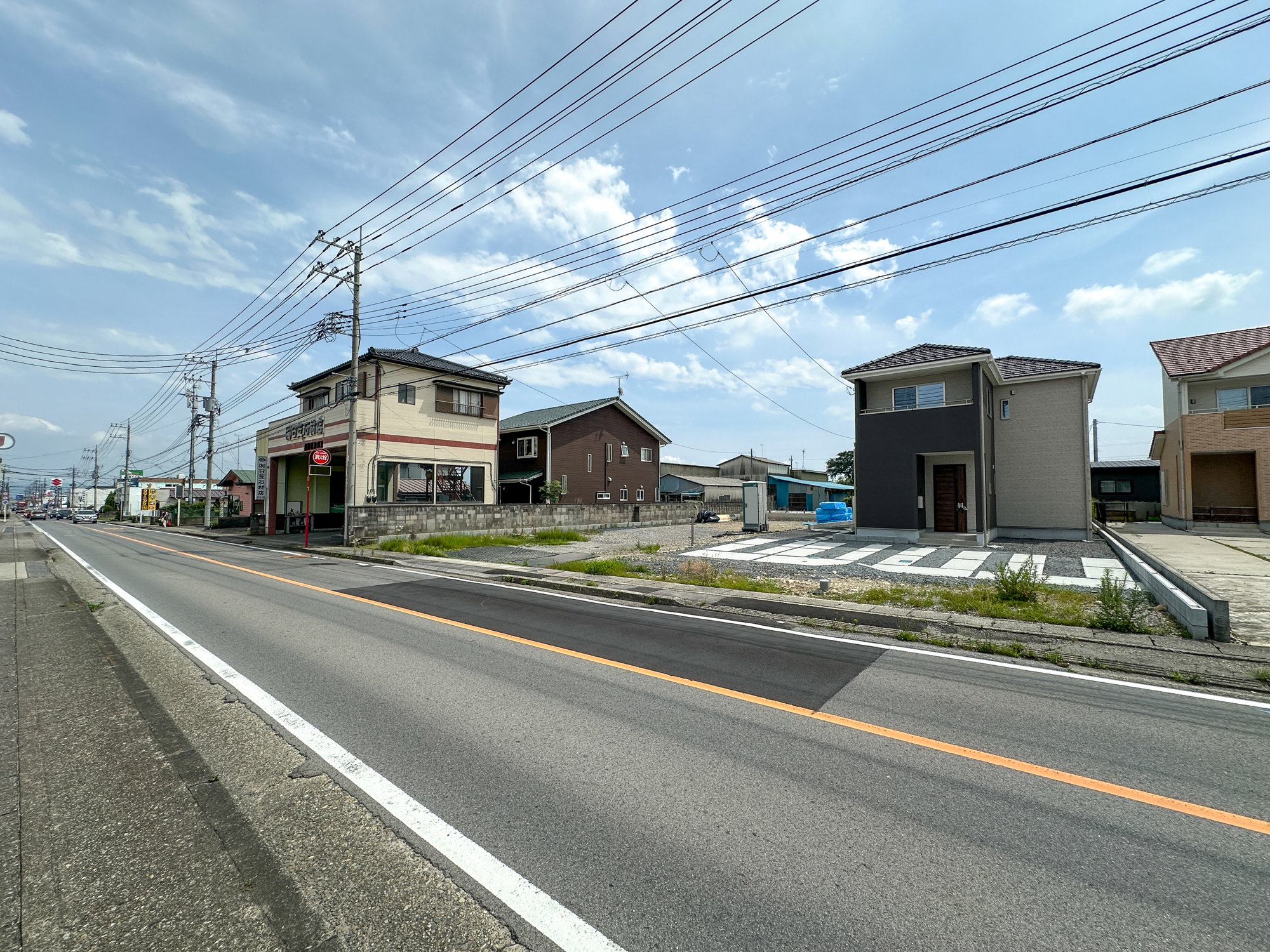 那須塩原市並木町の新築一戸建の前面道路含む現地写真|閑静な住宅地で子育て家族にピッタリ。毎日のお散歩も快適な緑に恵まれたエリアで、自然に包まれた穏やかな暮らしを実現するための、ゆとりある住環境が整っています。