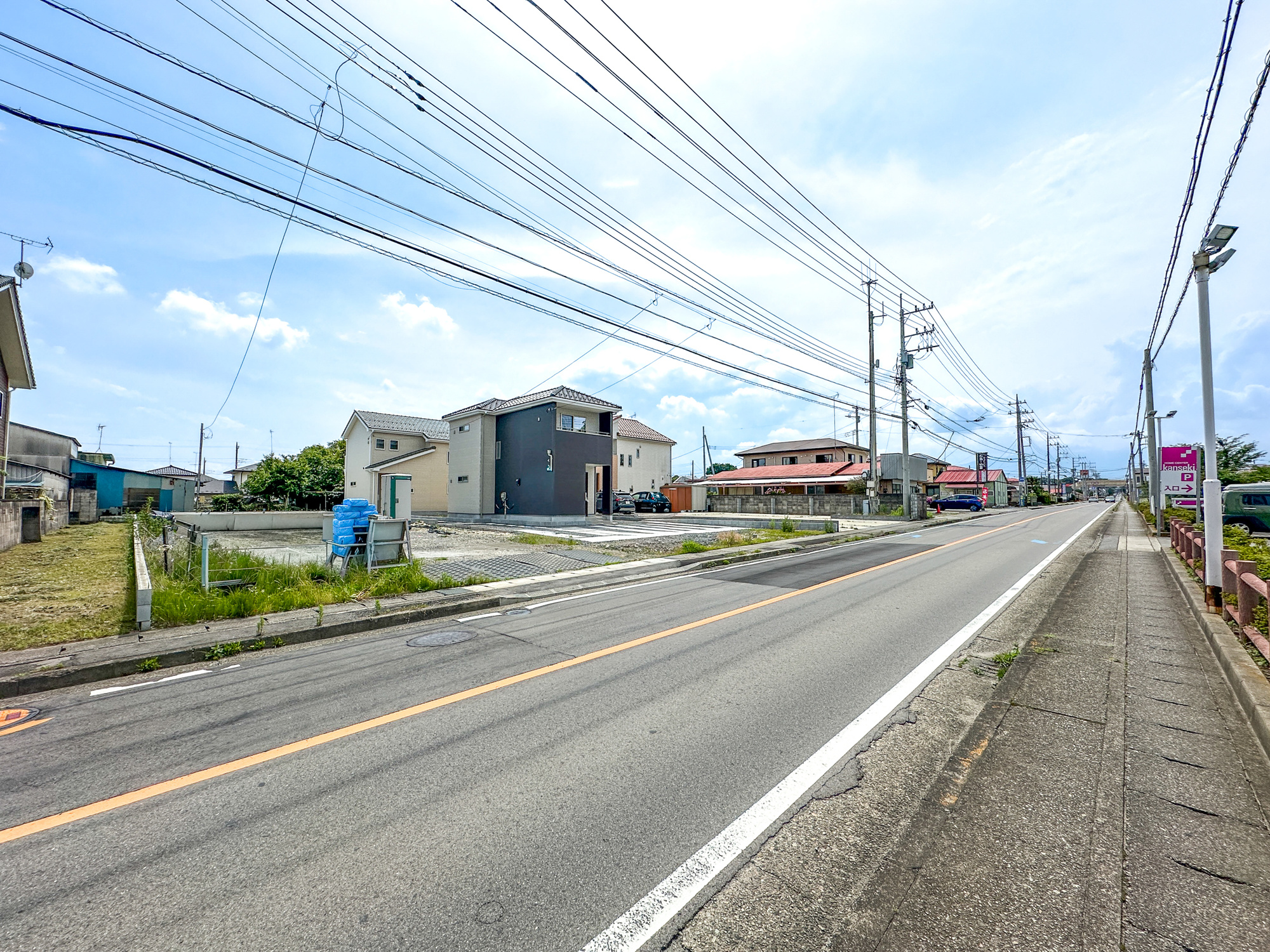 那須塩原市並木町の新築一戸建の前面道路含む現地写真|低層の一戸建てを中心とした街並みが整然と続き、周辺は高い建物が建っていないので、採光や開放性に恵まれ、空が広く緑の多い閑静な趣を感じる環境です。