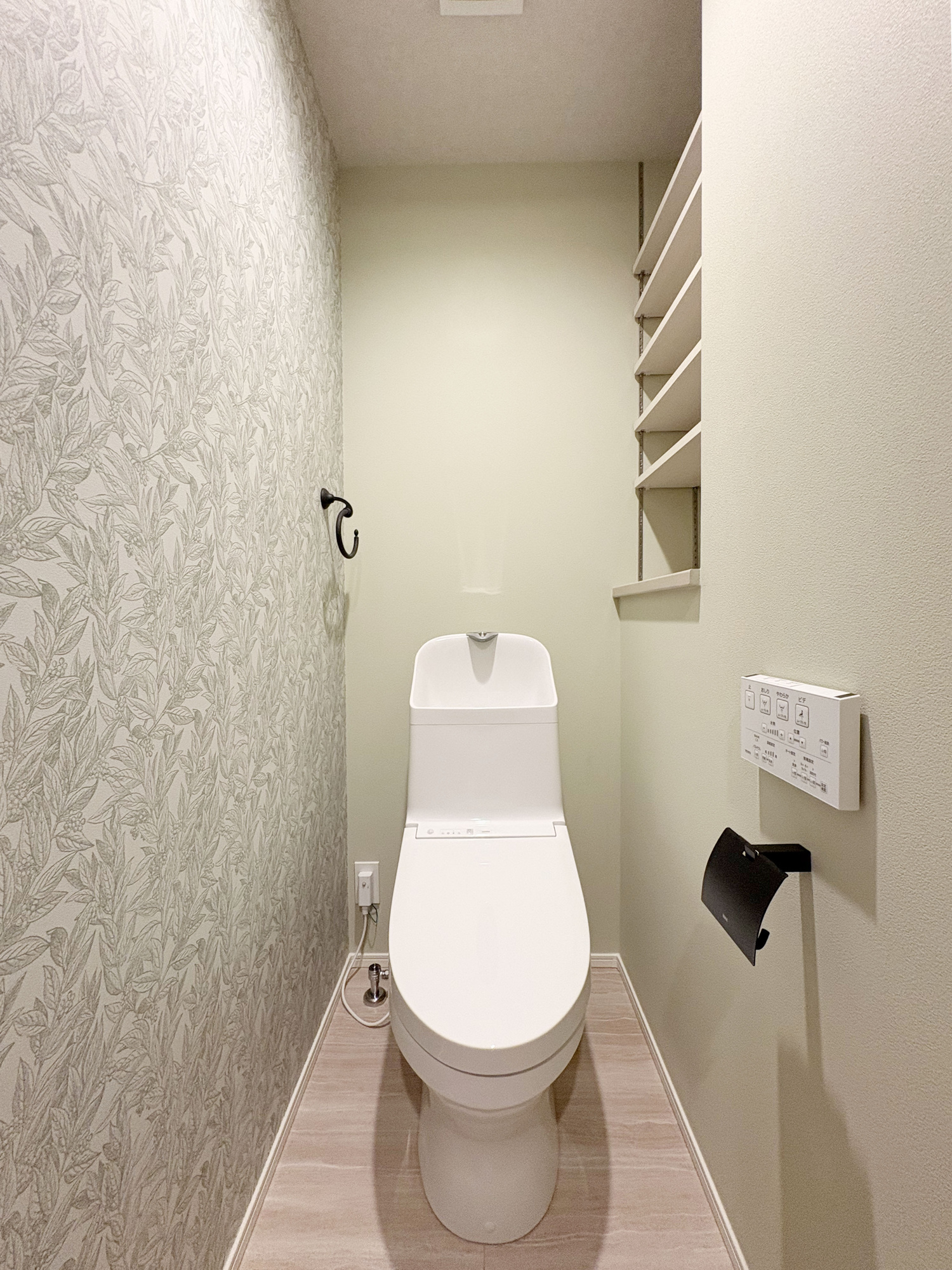 新築分譲［ミラクラス永福Ⅱ］のトイレ|各階に節水型シャワートイレを配備。1階トイレには壁埋込式収納、２階トイレには造作棚収納付きです。