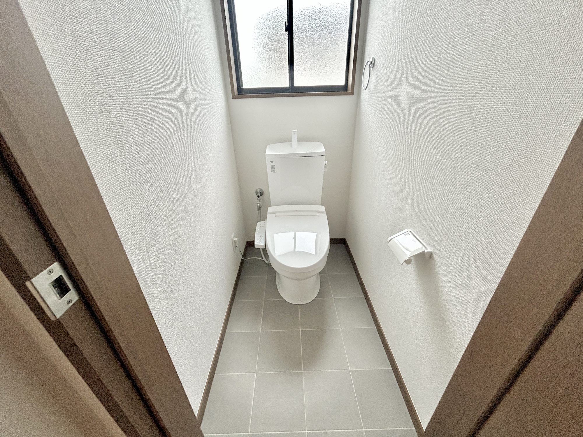 安中市古屋1期　中古住宅のトイレ|節水型でエコなトイレには、今では当たり前の洗浄付き。便座を温める機能もついていて、居心地良くてトイレから出られなくなるかも！換気用に換気扇はもちろん、窓も着いているので常に快適ですね♪