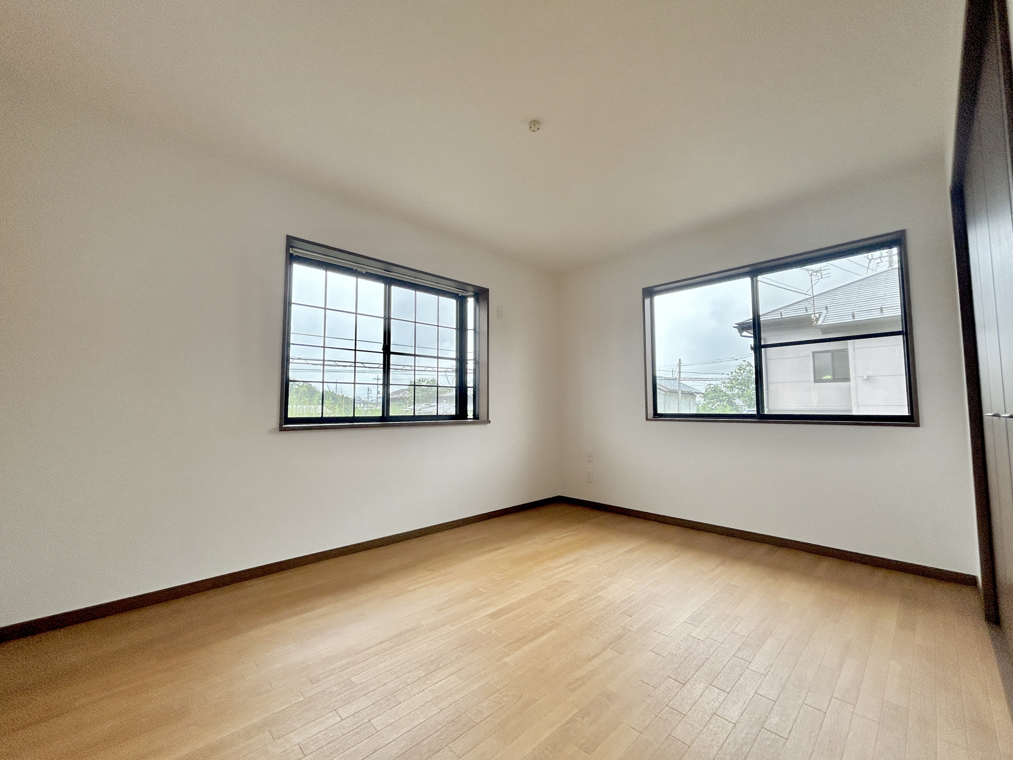 安中市古屋1期　中古住宅の寝室|大きな窓からたっぷりと陽光が注がれる明るい空間。家族の成長に対応できる永住仕様の間取り。一日の疲れをいやしてくれる主寝室。時を忘れて過ごす場所として過ごせるお部屋。