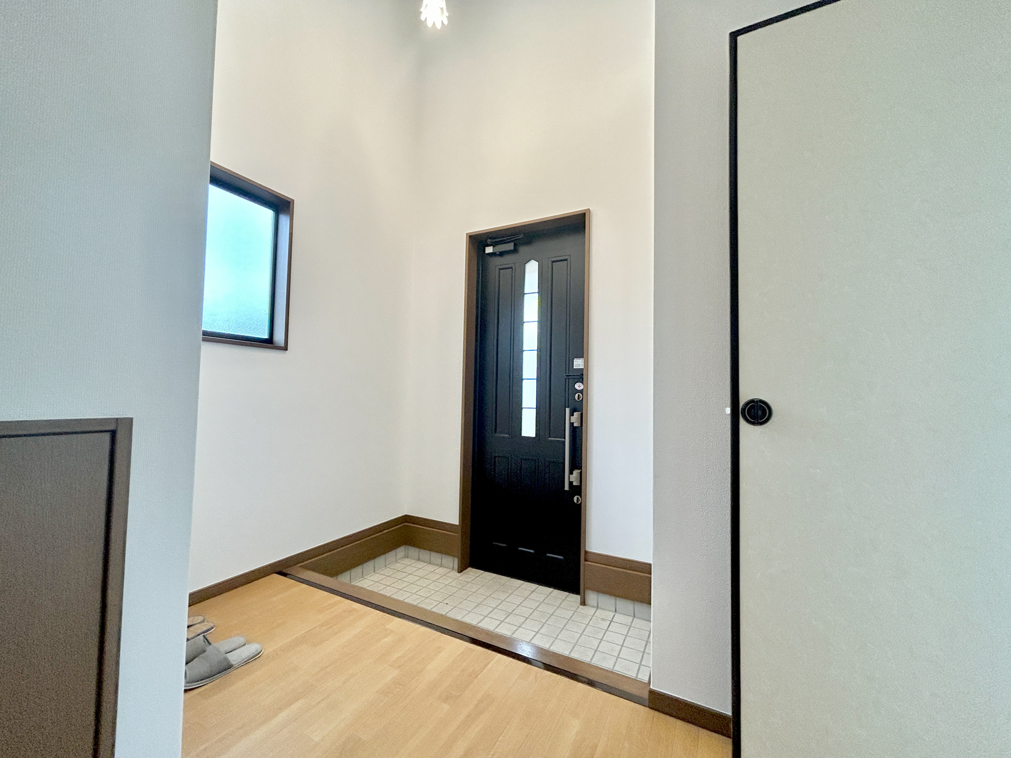 安中市古屋1期　中古住宅の玄関|住まう人も来客も入った時にワクワクさせてくれるオシャレな玄関♪
収納もたっぷりあるので、靴がたくさんあっても安心！
気持ちの良い朝は、毎日ここからスタートしていきます♪