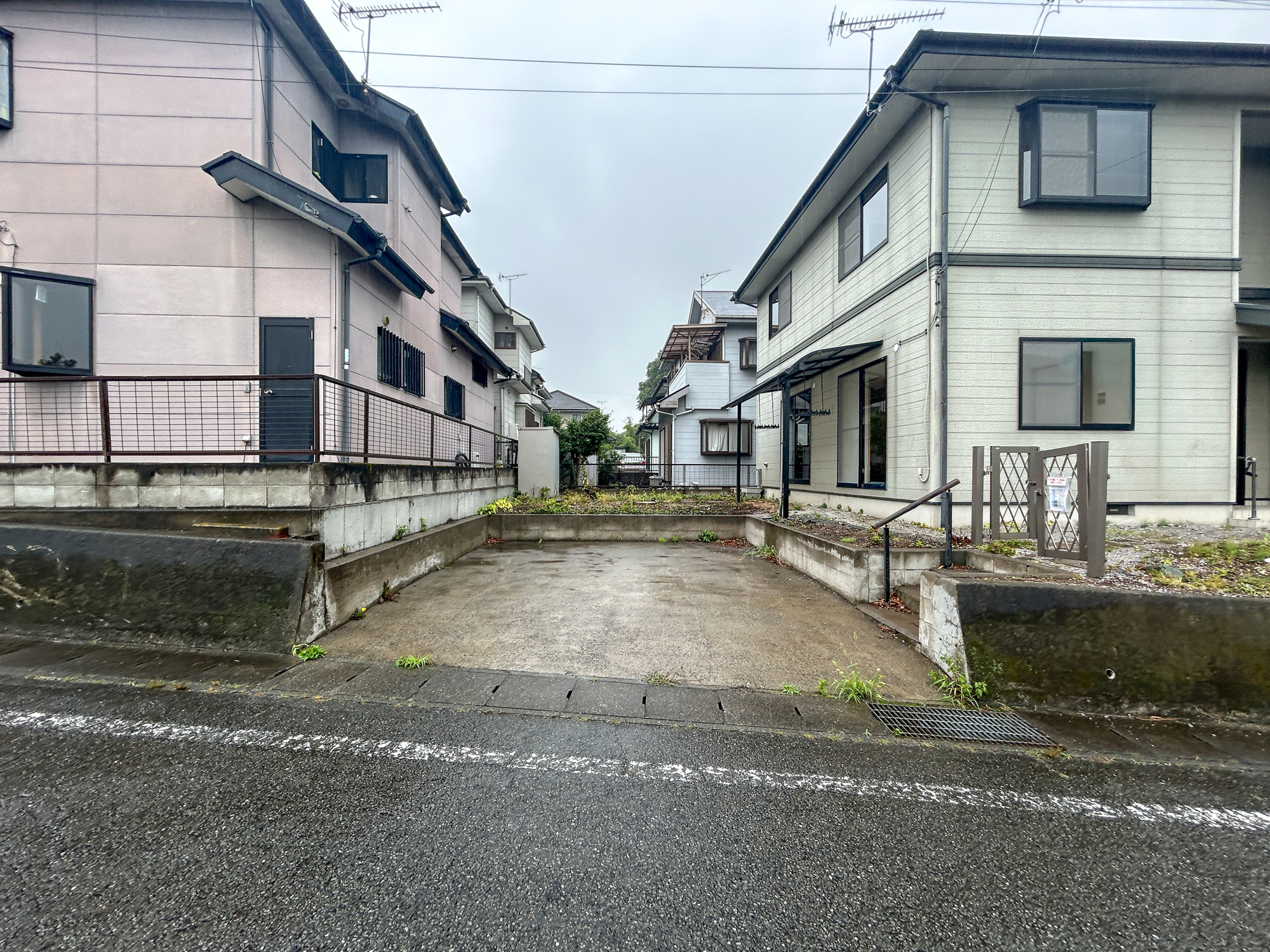 安中市古屋1期　中古住宅の駐車場|駐車場は全面アスファルト施工済みでお手入れ不要です(^^♪