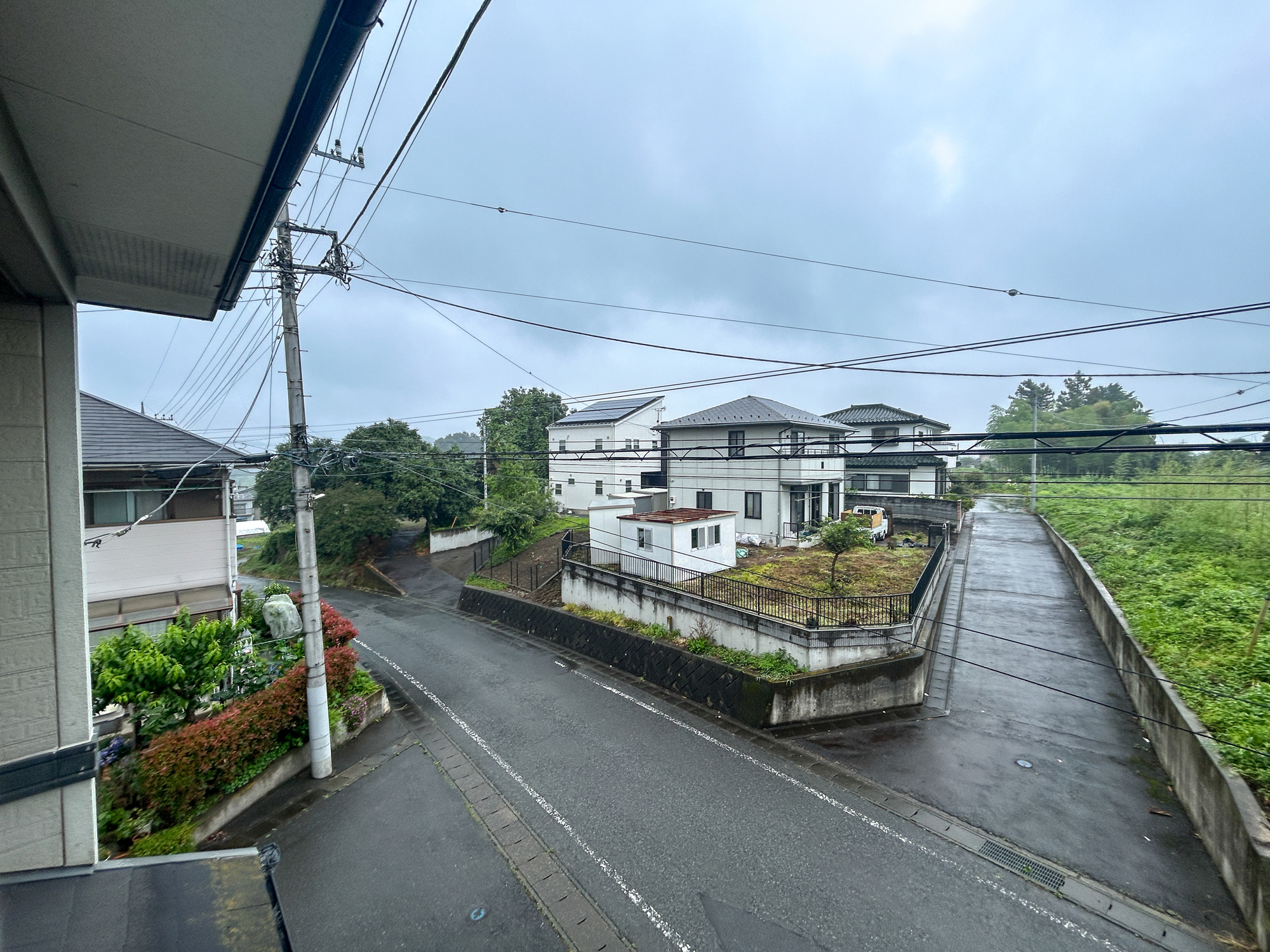 安中市古屋1期　中古住宅の展望|低層の一戸建てを中心とした街並みが整然と続き、周辺は高い建物が建っていないので、採光や開放性に恵まれ、空が広く緑の多い閑静な趣を感じる環境です。