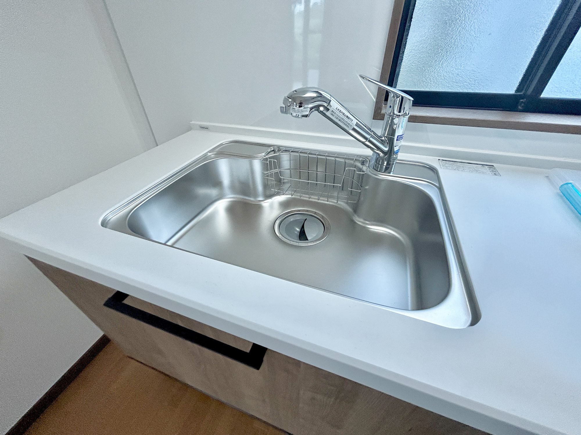 安中市古屋1期　中古住宅の設備|浄水機能付シャワー水栓は、浄水器ごと蛇口が引き出せるから、ポットやお鍋などに浄水を注ぐときやシンクを洗う時に便利です♪