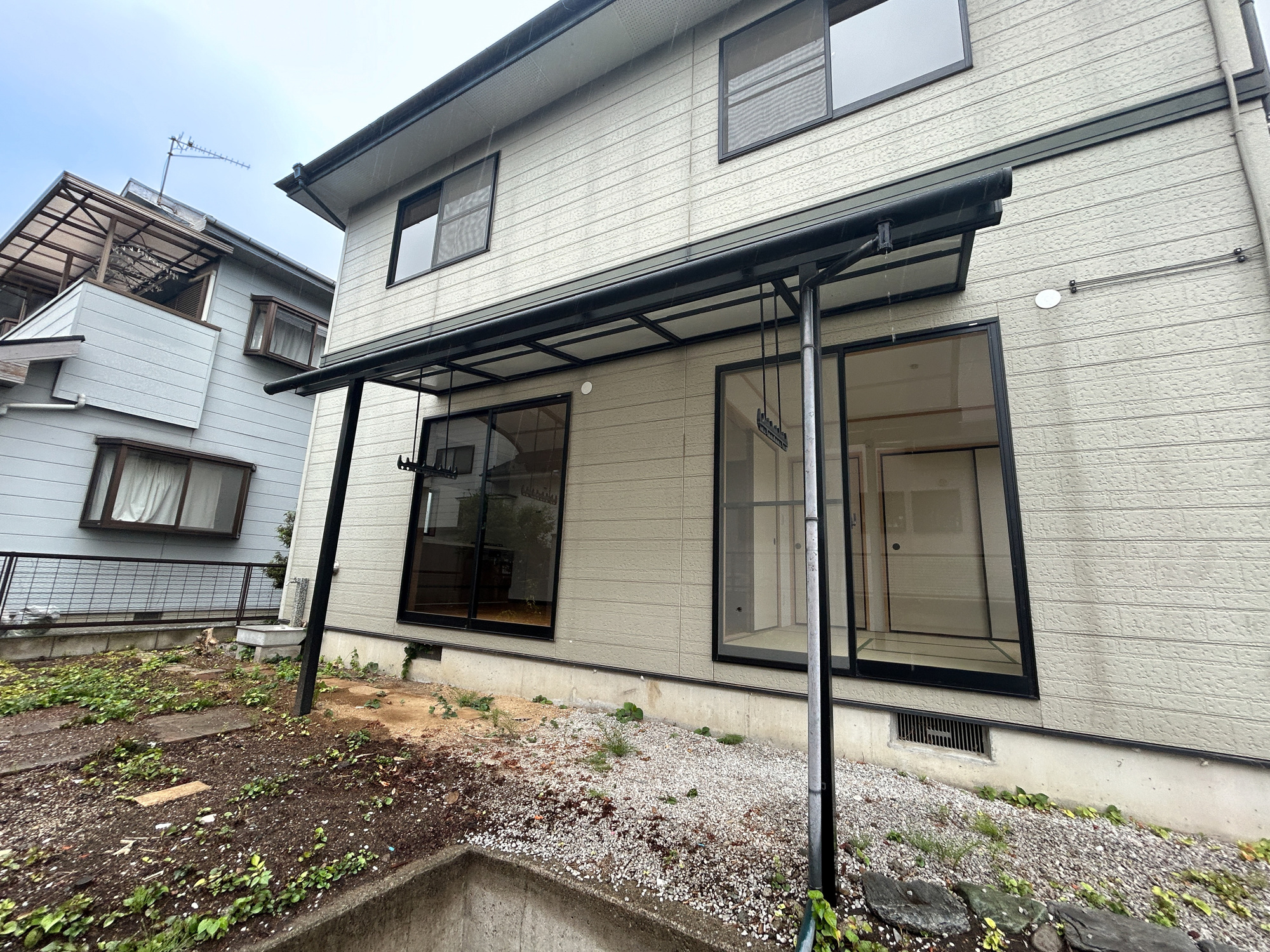 安中市古屋1期　中古住宅のその他|テラス屋根が付いているので天候を気にせず洗濯物が干せます♪