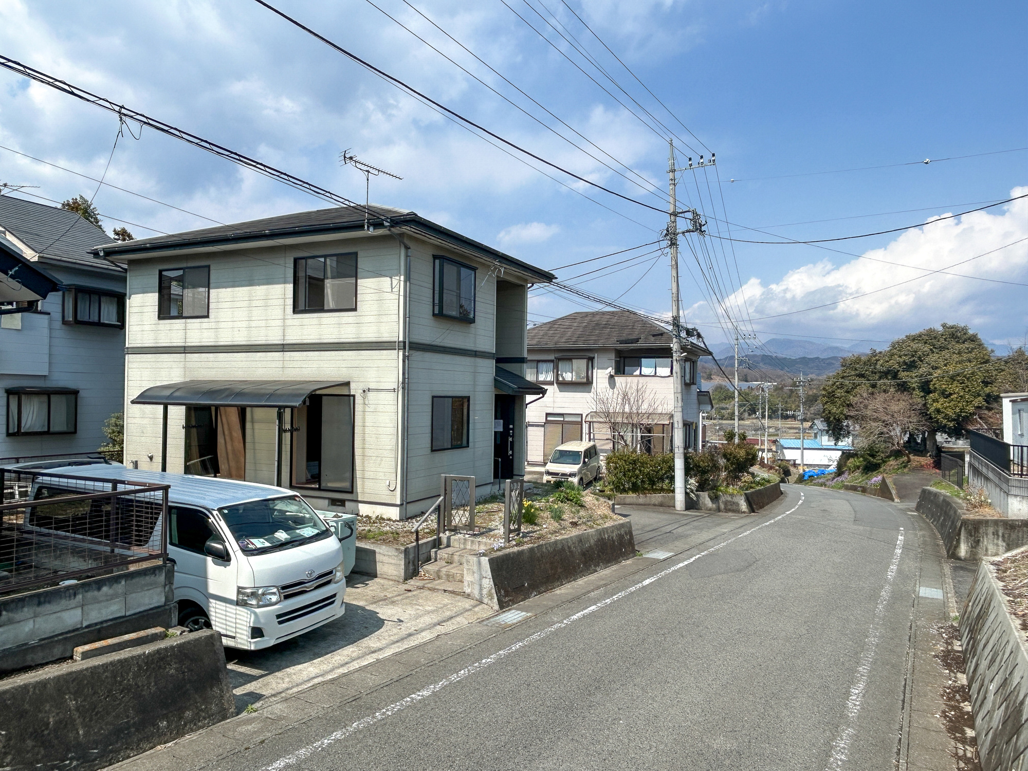 安中市古屋1期　中古住宅の前面道路含む現地写真|閑静な住宅地で子育て家族にピッタリ。毎日のお散歩も快適な緑に恵まれたエリアで、自然に包まれた穏やかな暮らしを実現するための、ゆとりある住環境が整っています。


