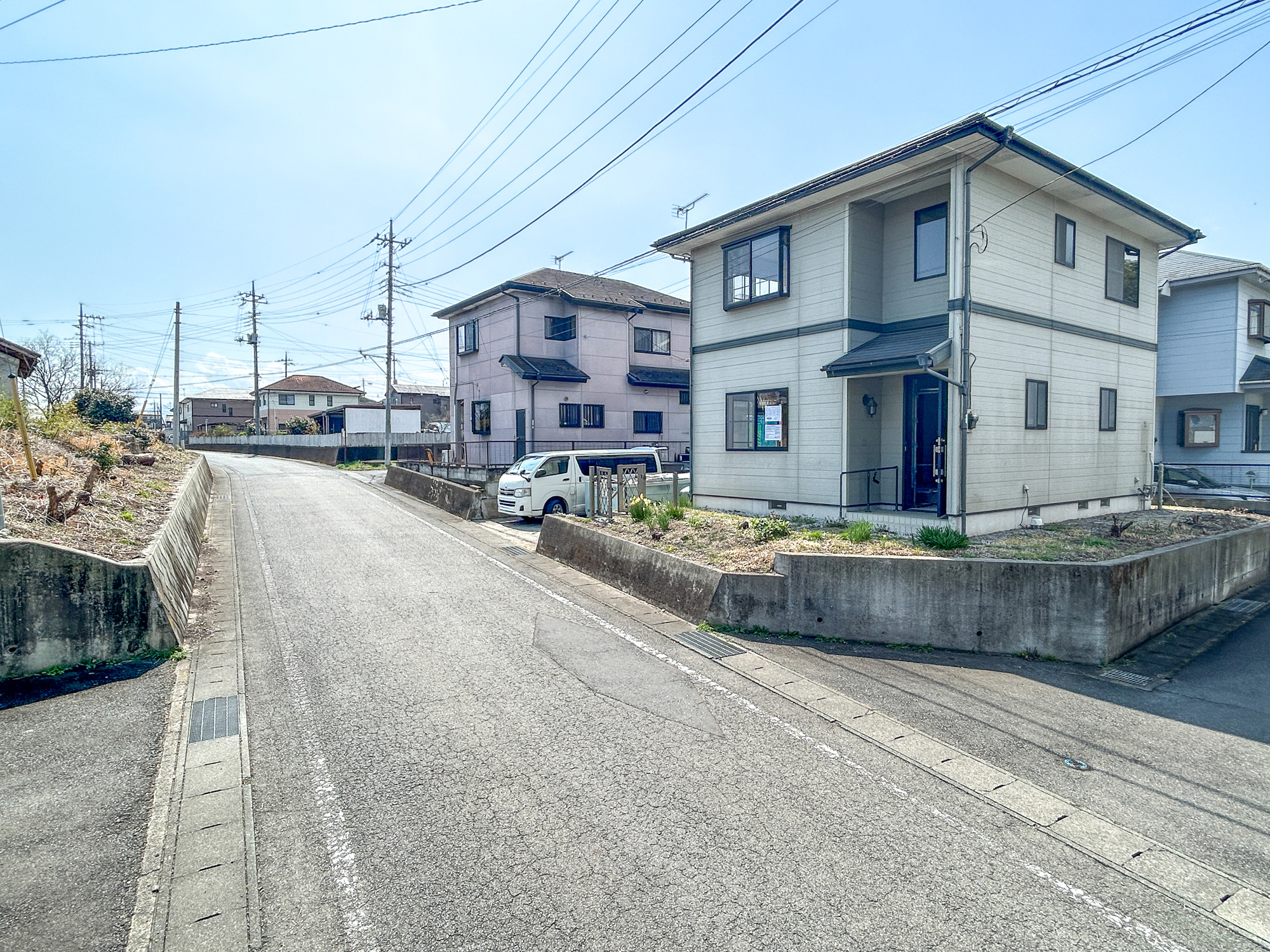 安中市古屋1期　中古住宅の前面道路含む現地写真|低層の一戸建てを中心とした街並みが整然と続き、周辺は高い建物が建っていないので、採光や開放性に恵まれ、空が広く緑の多い閑静な趣を感じる環境です。

