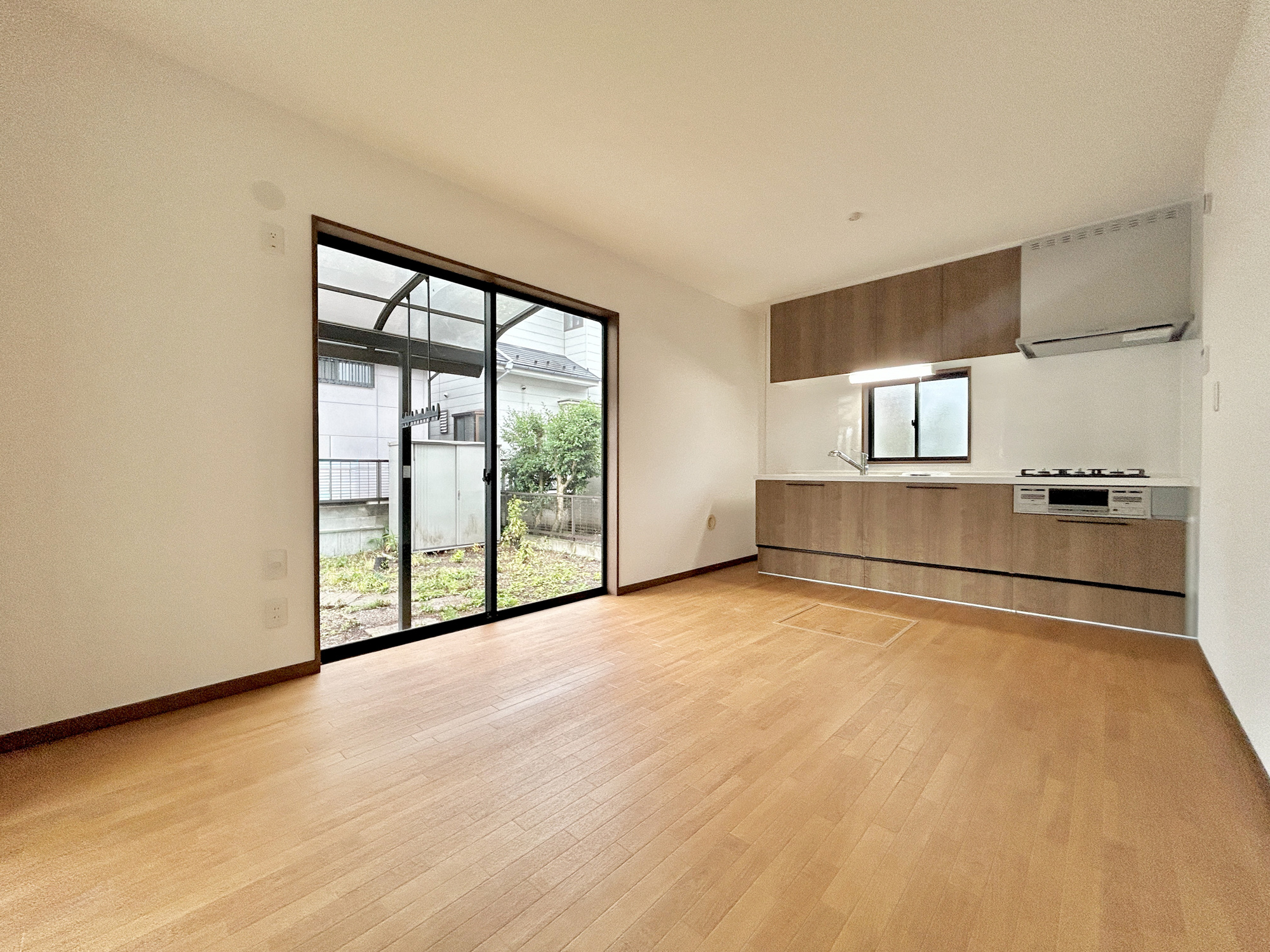 安中市古屋1期　中古住宅の居間・リビング|大きく開いた窓からは、明るい陽射しが射し込みます。
爽やかな風が吹き抜ける心地良いリビングには、自然と家族が集まります。
