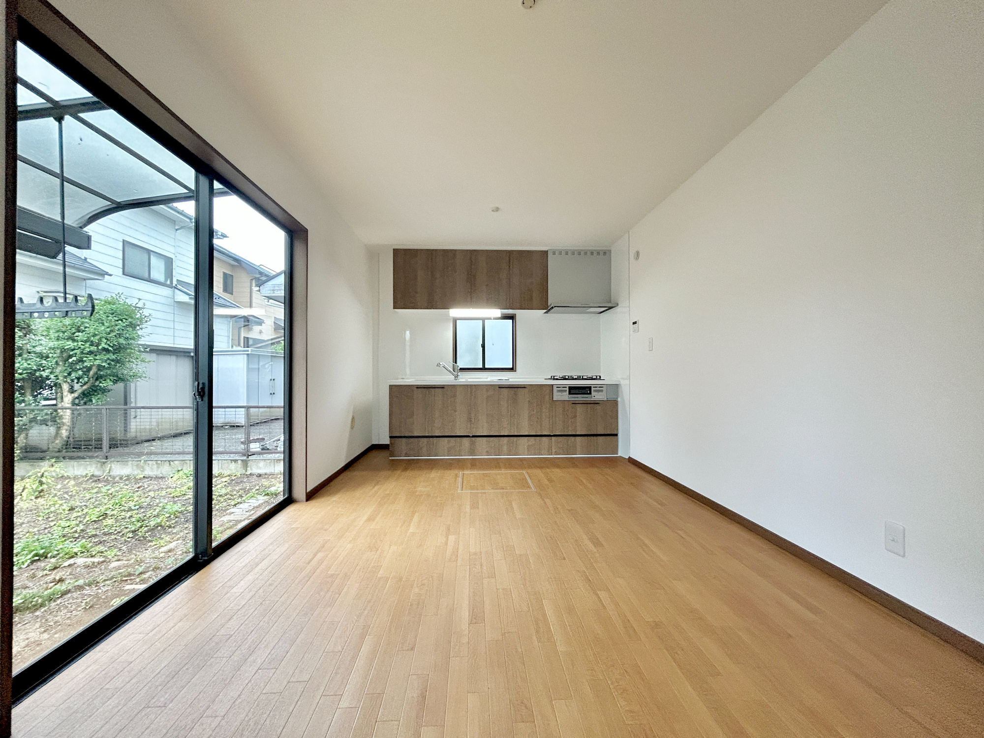 安中市古屋1期　中古住宅の居間・リビング|室内にいても、たっぷりの陽光と爽やかな風を感じて頂ける、開放感あふれるリビングです。
ご家族と穏やかに過ごす、心地の良い時間が流れます。