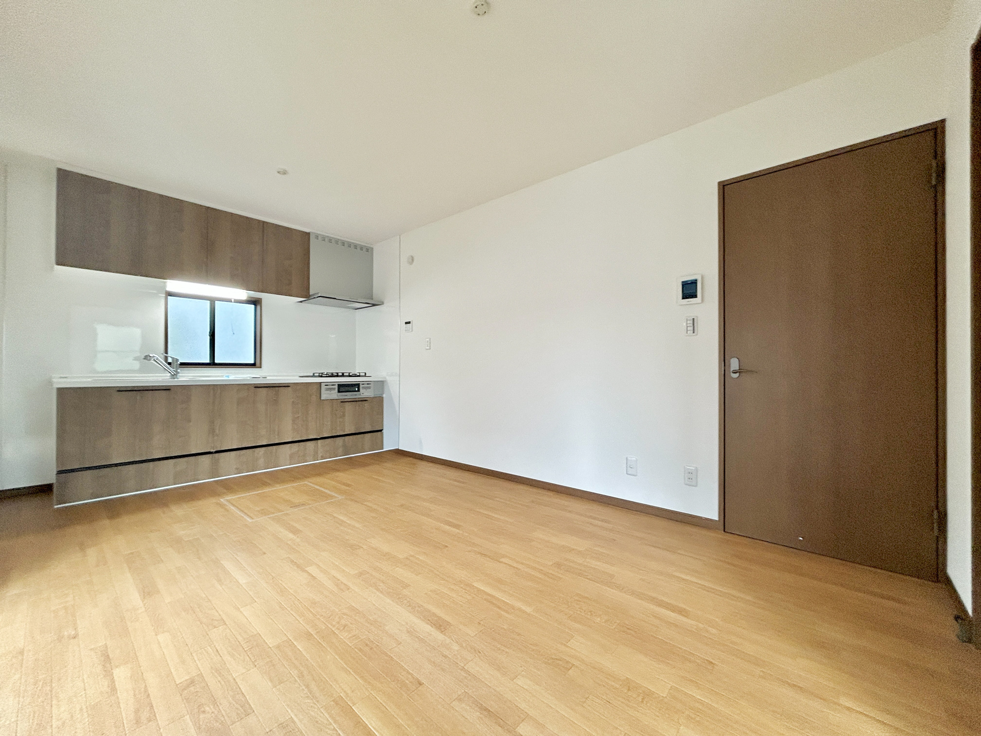 安中市古屋1期　中古住宅の居間・リビング|オープンな空間を生み出す、こだわりの広がりとゆとり。家族と過ごす時間を大切にしたい方にぴったりの明るくゆとりある住空間です。南側の窓からの日差しがリビングの隅々までしっかりと届きます！ 