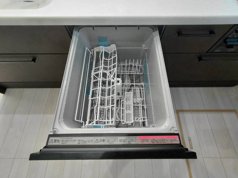【1号棟：食洗機】キッチンと美しく一体化。手で洗うよりも節水になり、家事の負担も軽減できます。（※システムキッチン付属の設備です。各メーカーの仕様に準じます。）（2026年１0月23日撮影）
