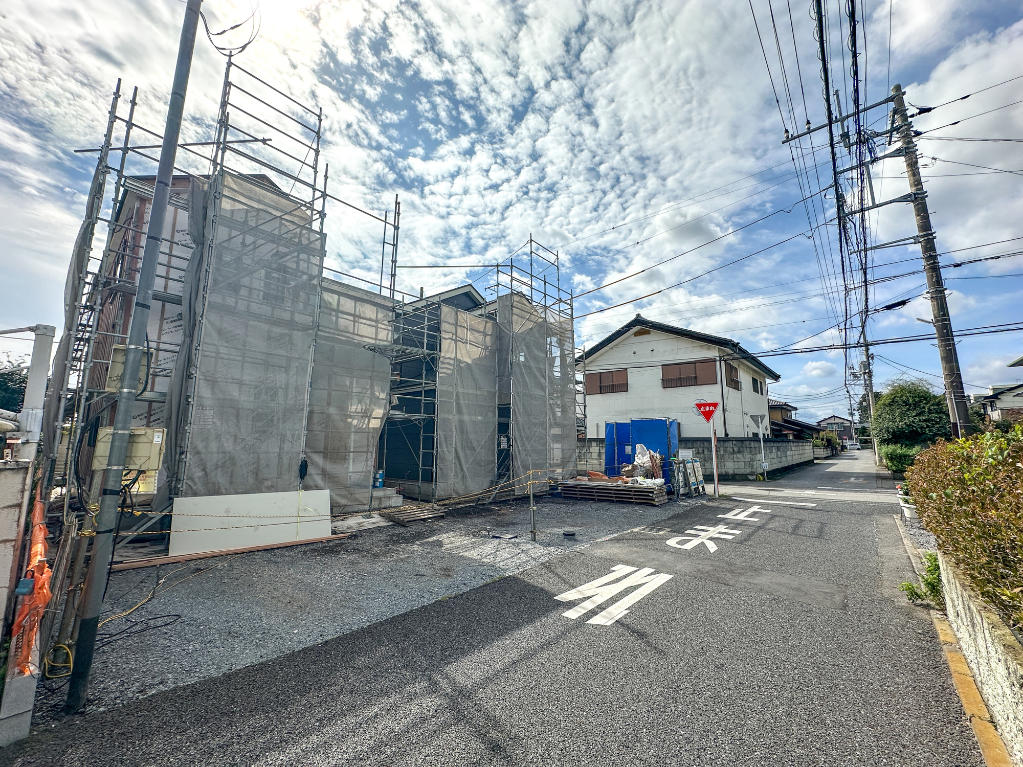 宇都宮市若草４丁目　新築住宅全２棟の前面道路含む現地写真|閑静な住宅地で子育て家族にピッタリ。毎日のお散歩も快適な緑に恵まれたエリアで、自然に包まれた穏やかな暮らしを実現するための、ゆとりある住環境が整っています。

