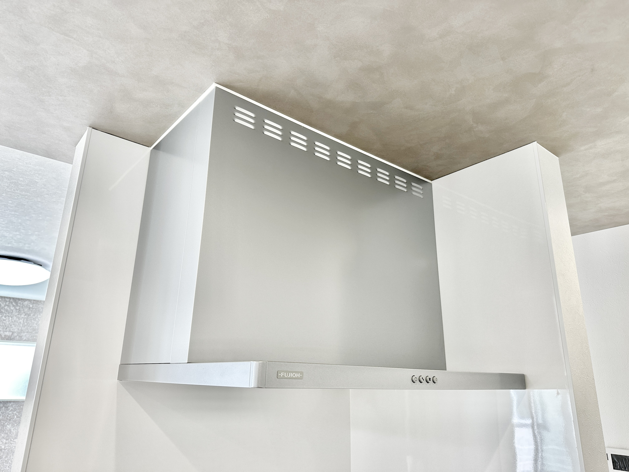 宇都宮市日の出１丁目の新築一戸建の設備|フラットレンジフードなので、見た目もシャープでお手入れも楽々♪