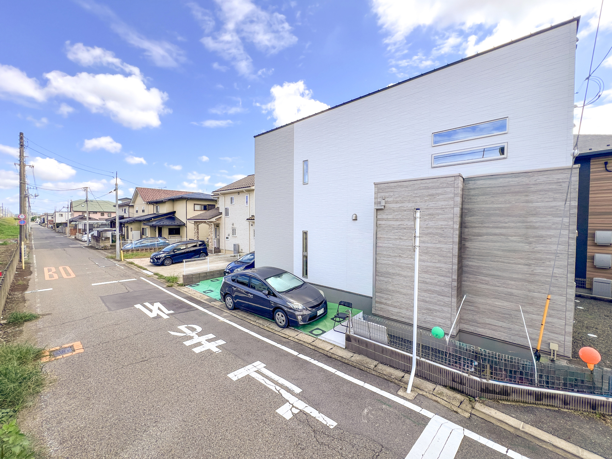 宇都宮市日の出１丁目の新築一戸建の前面道路含む現地写真|低層の一戸建てを中心とした街並みが整然と続き、周辺は高い建物が建っていないので、採光や開放性に恵まれ、空が広く緑の多い閑静な趣を感じる環境です。