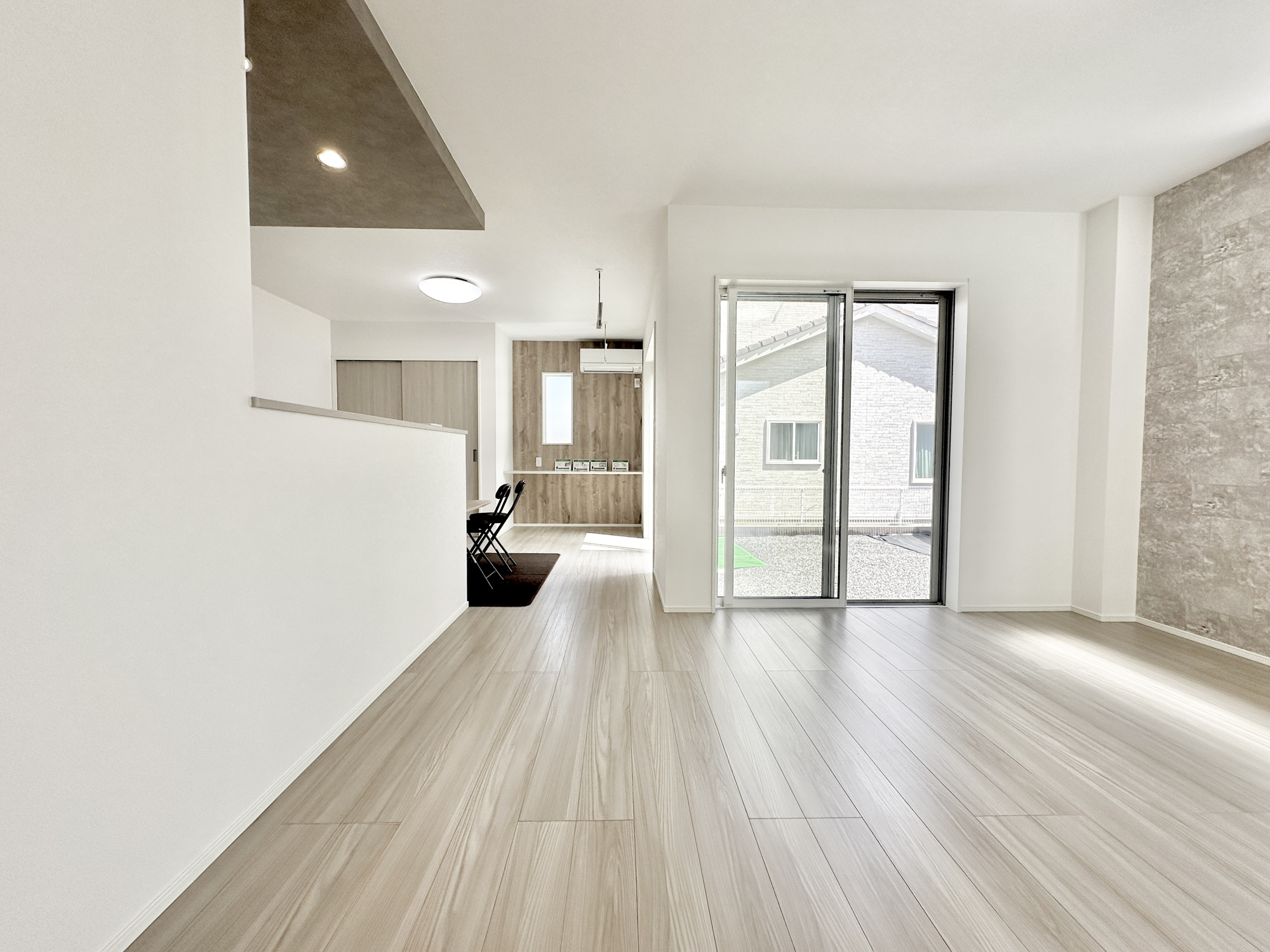 宇都宮市日の出１丁目の新築一戸建の居間・リビング|南向きに大きく開いた窓からは、明るい陽射しが射し込みます。
爽やかな風が吹き抜ける心地良いリビングには、自然と家族が集まります。
