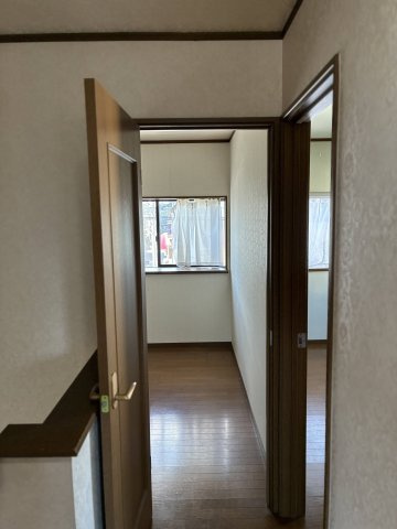 大阪府松原市天美西3丁目3-16の玄関|収納もある玄関です