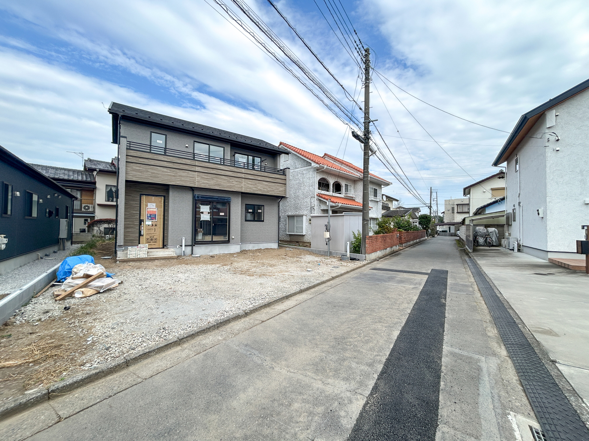 前橋市下新田町2期　新築住宅全1棟の前面道路含む現地写真|閑静な住宅地で子育て家族にピッタリ。毎日のお散歩も快適な緑に恵まれたエリアで、自然に包まれた穏やかな暮らしを実現するための、ゆとりある住環境が整っています。

