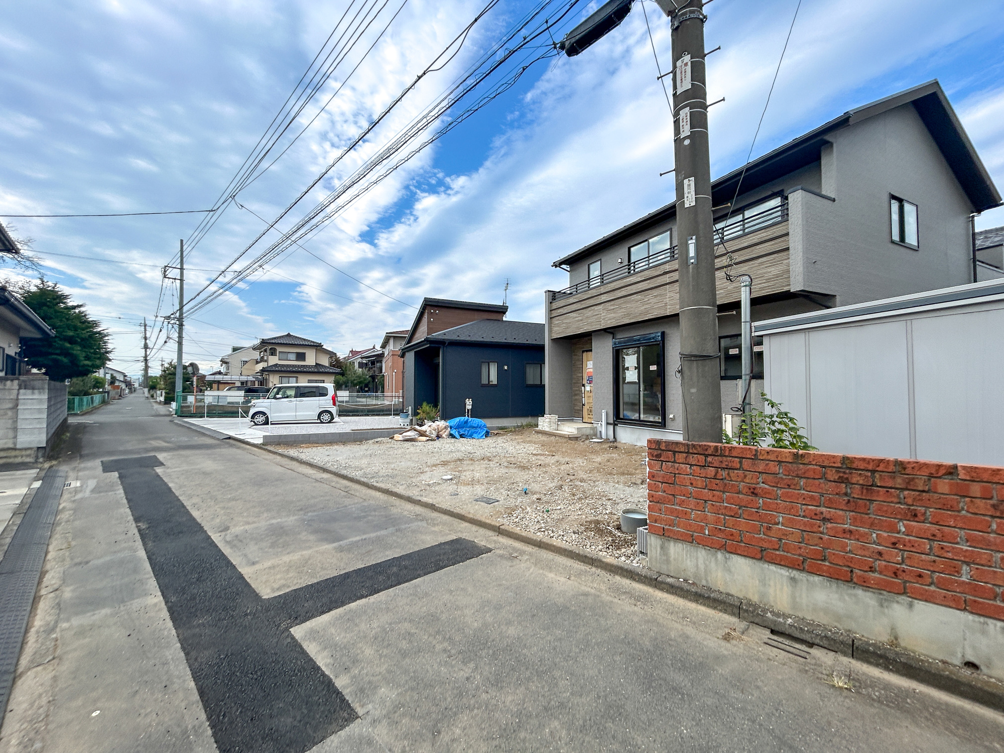前橋市下新田町2期　新築住宅全1棟の前面道路含む現地写真|低層の一戸建てを中心とした街並みが整然と続き、周辺は高い建物が建っていないので、採光や開放性に恵まれ、空が広く緑の多い閑静な趣を感じる環境です。

