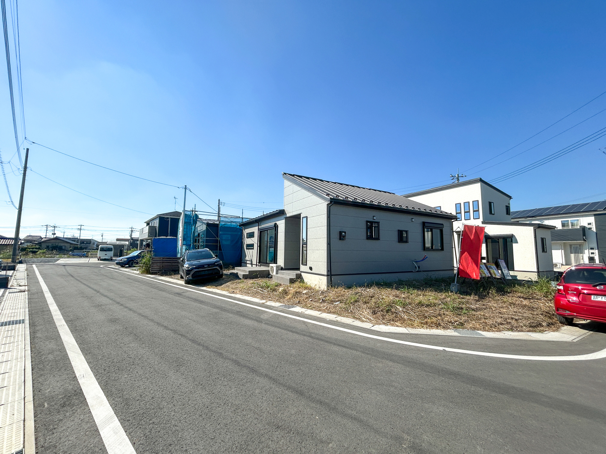 前橋市青柳町3期　新築住宅全11区画の前面道路含む現地写真|低層の一戸建てを中心とした街並みが整然と続き、周辺は高い建物が建っていないので、採光や開放性に恵まれ、空が広く緑の多い閑静な趣を感じる環境です。

