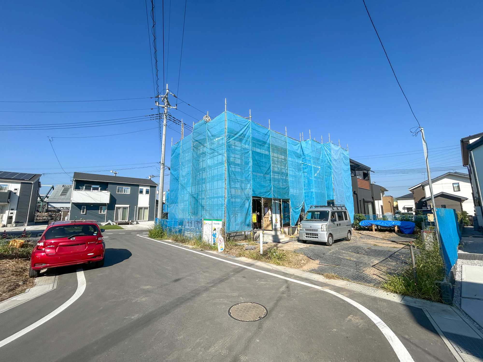 前橋市青柳町3期　新築住宅全11区画の前面道路含む現地写真|閑静な住宅地で子育て家族にピッタリ。毎日のお散歩も快適な緑に恵まれたエリアで、自然に包まれた穏やかな暮らしを実現するための、ゆとりある住環境が整っています。

