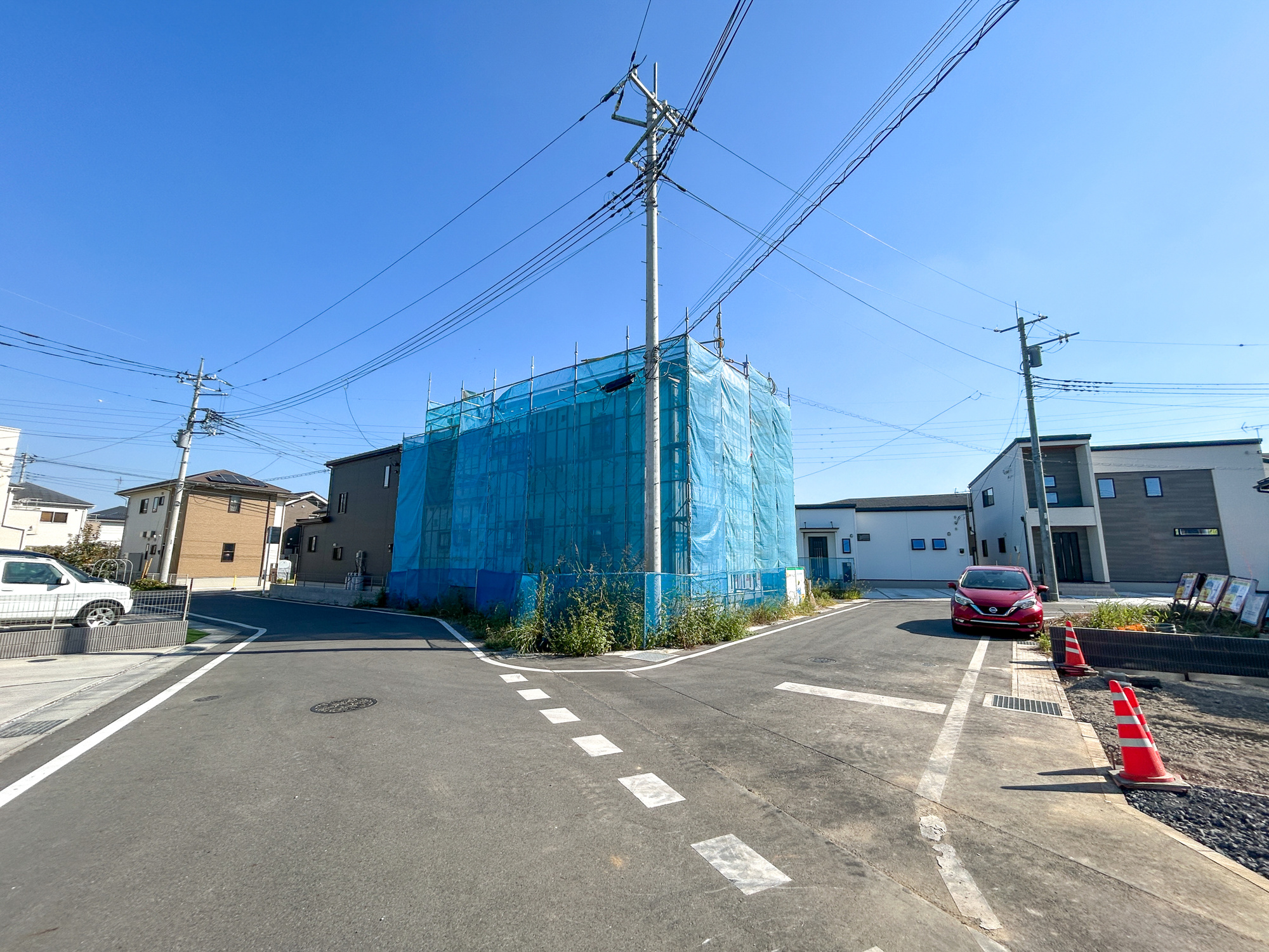 前橋市青柳町3期　新築住宅全11区画の前面道路含む現地写真|低層の一戸建てを中心とした街並みが整然と続き、周辺は高い建物が建っていないので、採光や開放性に恵まれ、空が広く緑の多い閑静な趣を感じる環境です。


