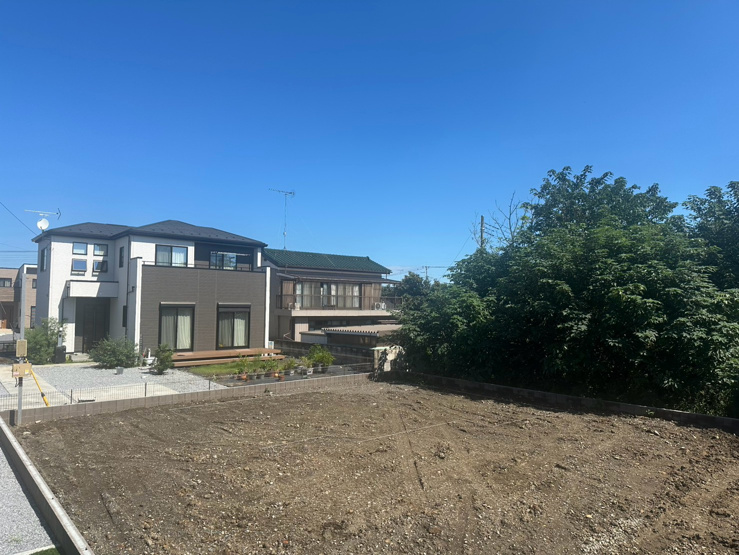 【館林市大街道2丁目全1区画　現地写真】
西側公道接道です。お車の出入りは南側の協定道路から行えます。有効宅地面積は61坪あります。