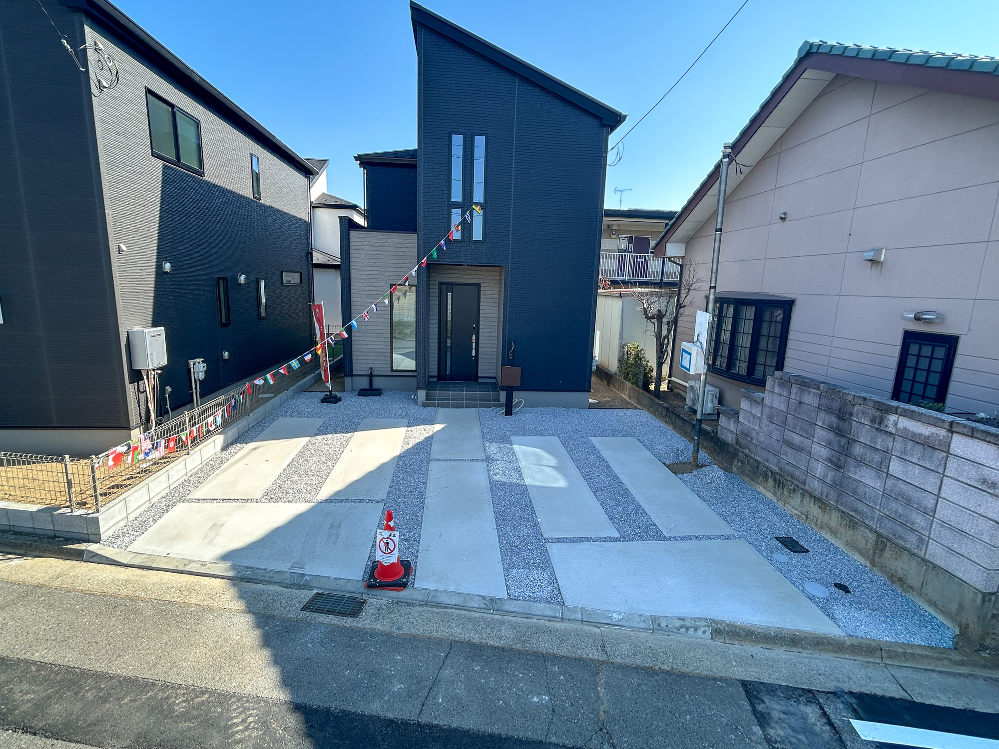 前橋市関根町　新築住宅全3棟の駐車場|車庫土間施工済み、駐車3台可能です(^^♪