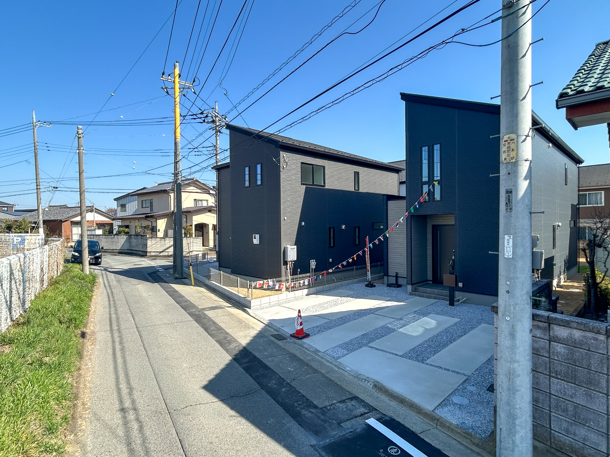 前橋市関根町　新築住宅全3棟の前面道路含む現地写真|閑静な住宅地で子育て家族にピッタリ。毎日のお散歩も快適な緑に恵まれたエリアで、自然に包まれた穏やかな暮らしを実現するための、ゆとりある住環境が整っています。

