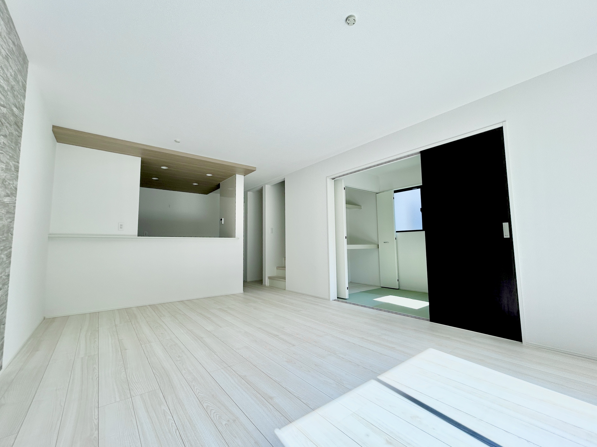 前橋市関根町　新築住宅全3棟の居間・リビング|室内にいても、たっぷりの陽光と爽やかな風を感じて頂ける、開放感あふれるリビングです。
ご家族と穏やかに過ごす、心地の良い時間が流れます。
