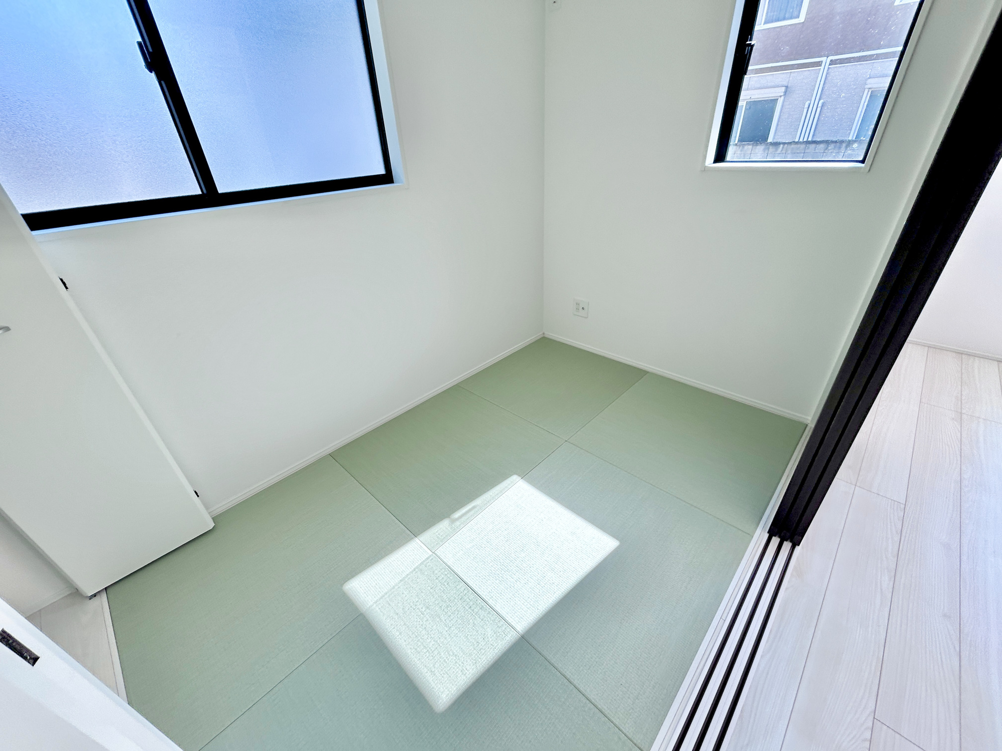 前橋市関根町　新築住宅全3棟の和室|LDKと隣接した和室。
リビングから目が届く場所なので、お子様の遊び部屋・お昼寝スペースとして使うのもオススメです♪