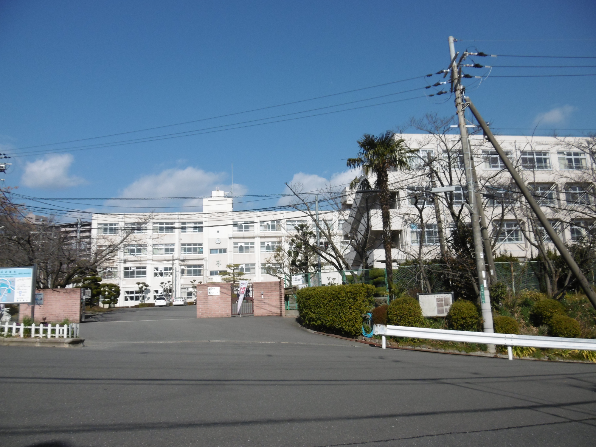高槻スカイハイツの周辺|高槻市立第八中学校（徒歩約16分）