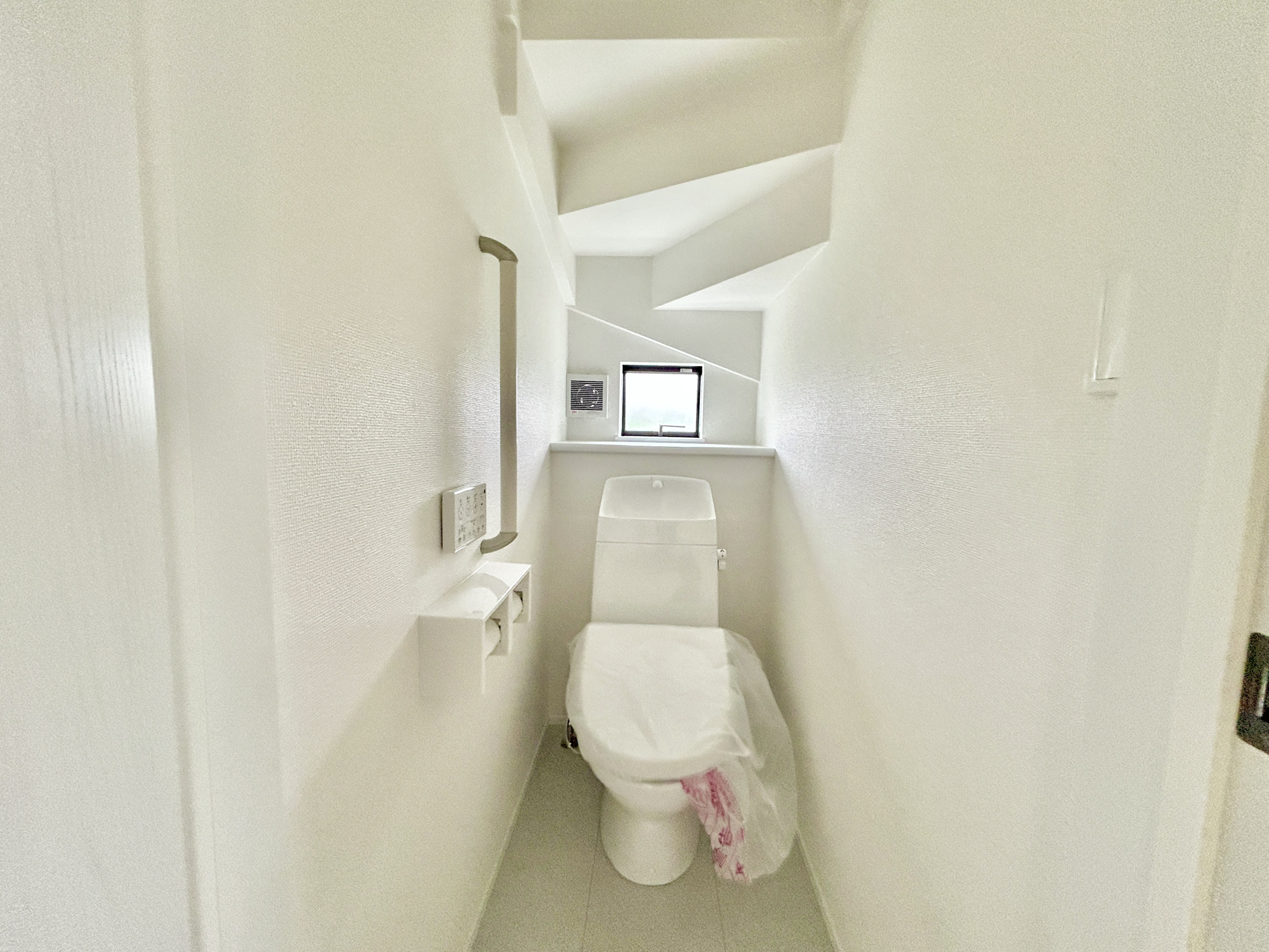 高崎市小八木町　新築住宅全2棟のトイレ|節水型でエコなトイレには、今では当たり前の洗浄付き。便座を温める機能もついていて、居心地良くてトイレから出られなくなるかも！換気用に換気扇はもちろん、窓も着いているので常に快適ですね♪