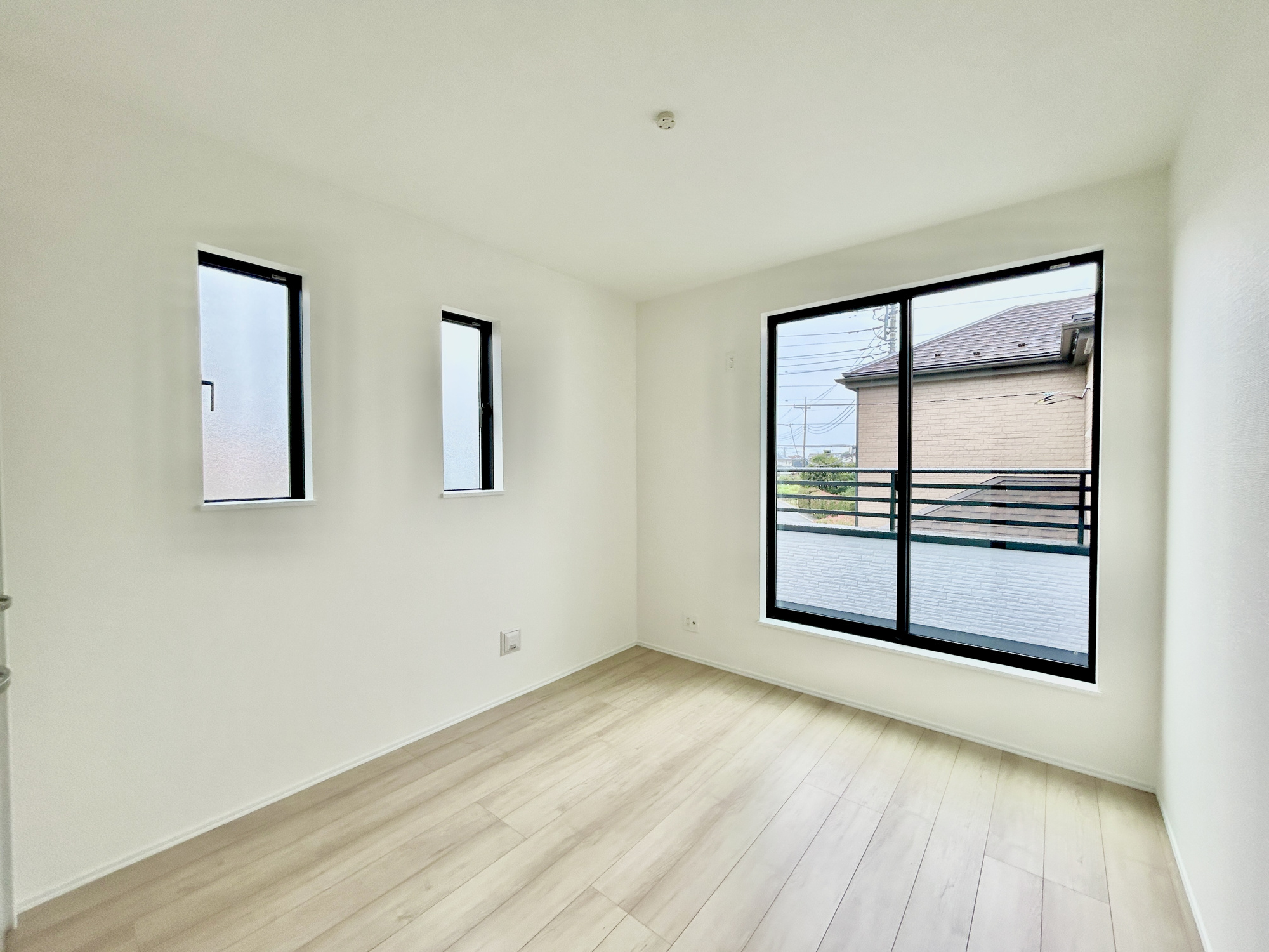 高崎市小八木町　新築住宅全2棟の洋室|木目のフローリングが暖かみのある室内に。明るい寝室で心地のいい朝を迎えられそう。