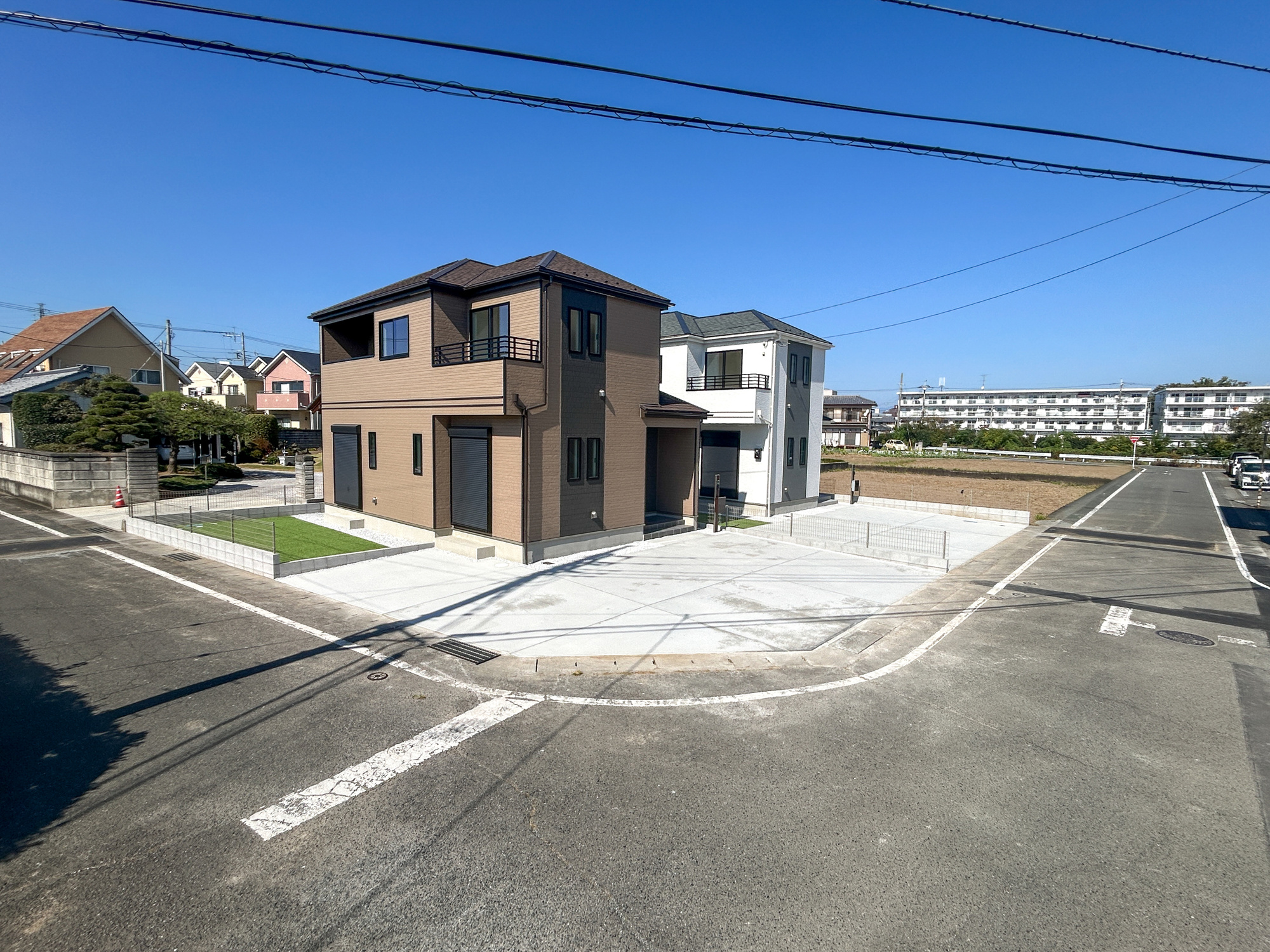 高崎市小八木町　新築住宅全2棟の前面道路含む現地写真|低層の一戸建てを中心とした街並みが整然と続き、周辺は高い建物が建っていないので、採光や開放性に恵まれ、空が広く緑の多い閑静な趣を感じる環境です。

