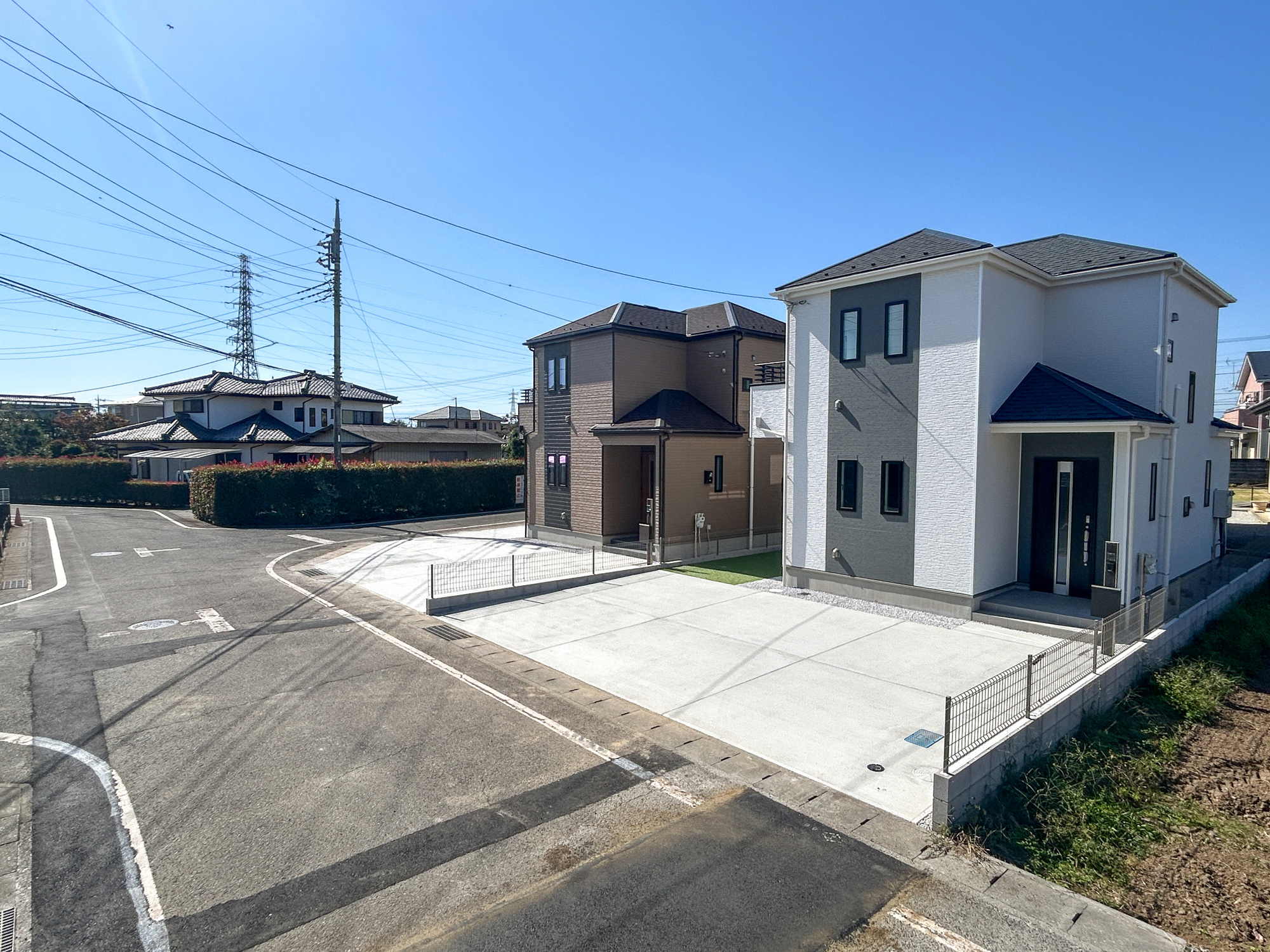 高崎市小八木町　新築住宅全2棟の前面道路含む現地写真|閑静な住宅地で子育て家族にピッタリ。毎日のお散歩も快適な緑に恵まれたエリアで、自然に包まれた穏やかな暮らしを実現するための、ゆとりある住環境が整っています。