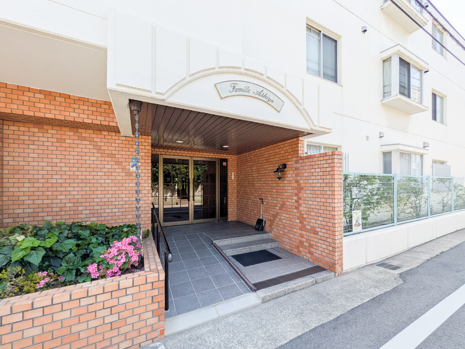 ファミール芦屋伊勢町のエントランス