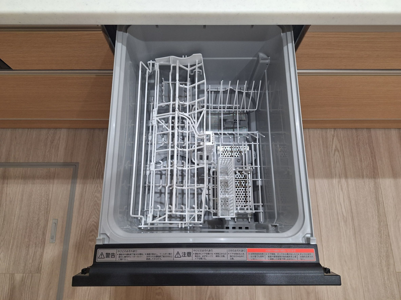 【設備画像：食器洗い乾燥機】キッチンと美しく一体化。手で洗うよりも節水になり、家事の負担も軽減できます。（※システムキッチン付属の設備です。各メーカーの仕様に準じます。）