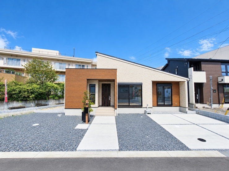 ベージュ×ブラウンでやわらかくまとめた、ナチュラルで優しい印象の外観。
落ち着きのある心地よい住まいを演出します。
