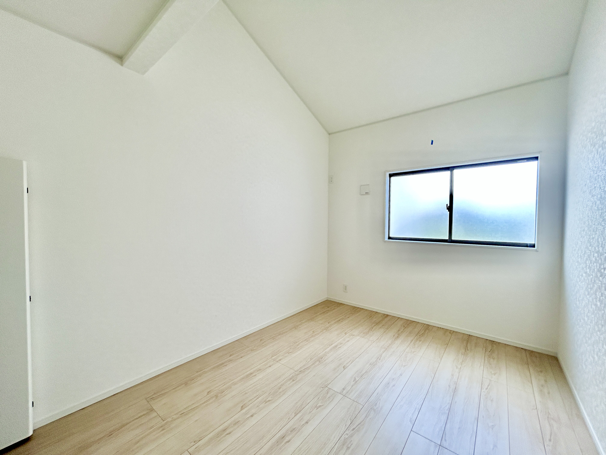 前橋市稲荷新田町第3　新築住宅全4棟の寝室|木目のフローリングが暖かみのある室内に。明るい寝室で心地のいい朝を迎えられそう。