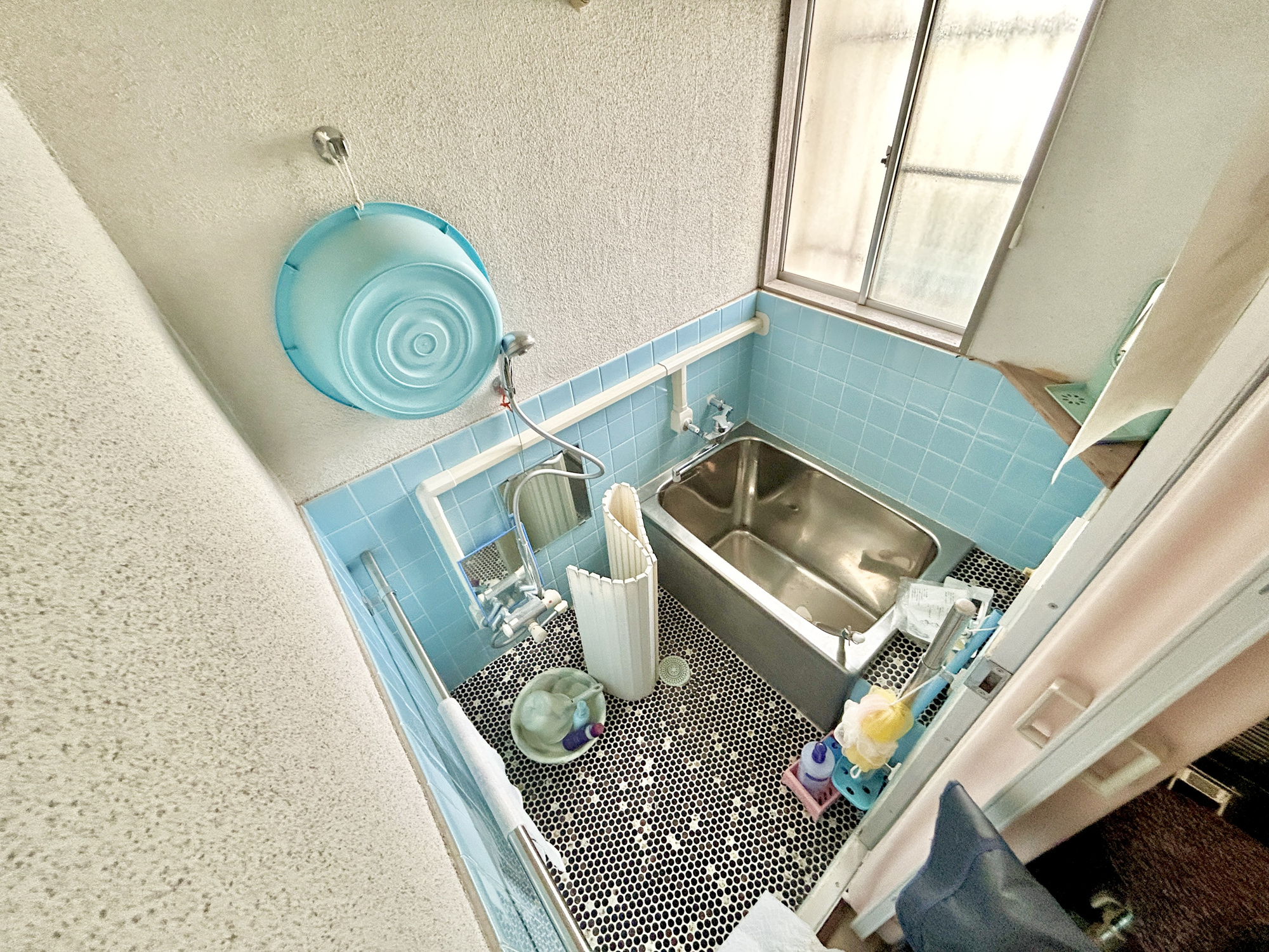 前橋市六供町３丁目　中古住宅の浴室|窓から陽の光が差し込んでくる明るいバスルーム♪