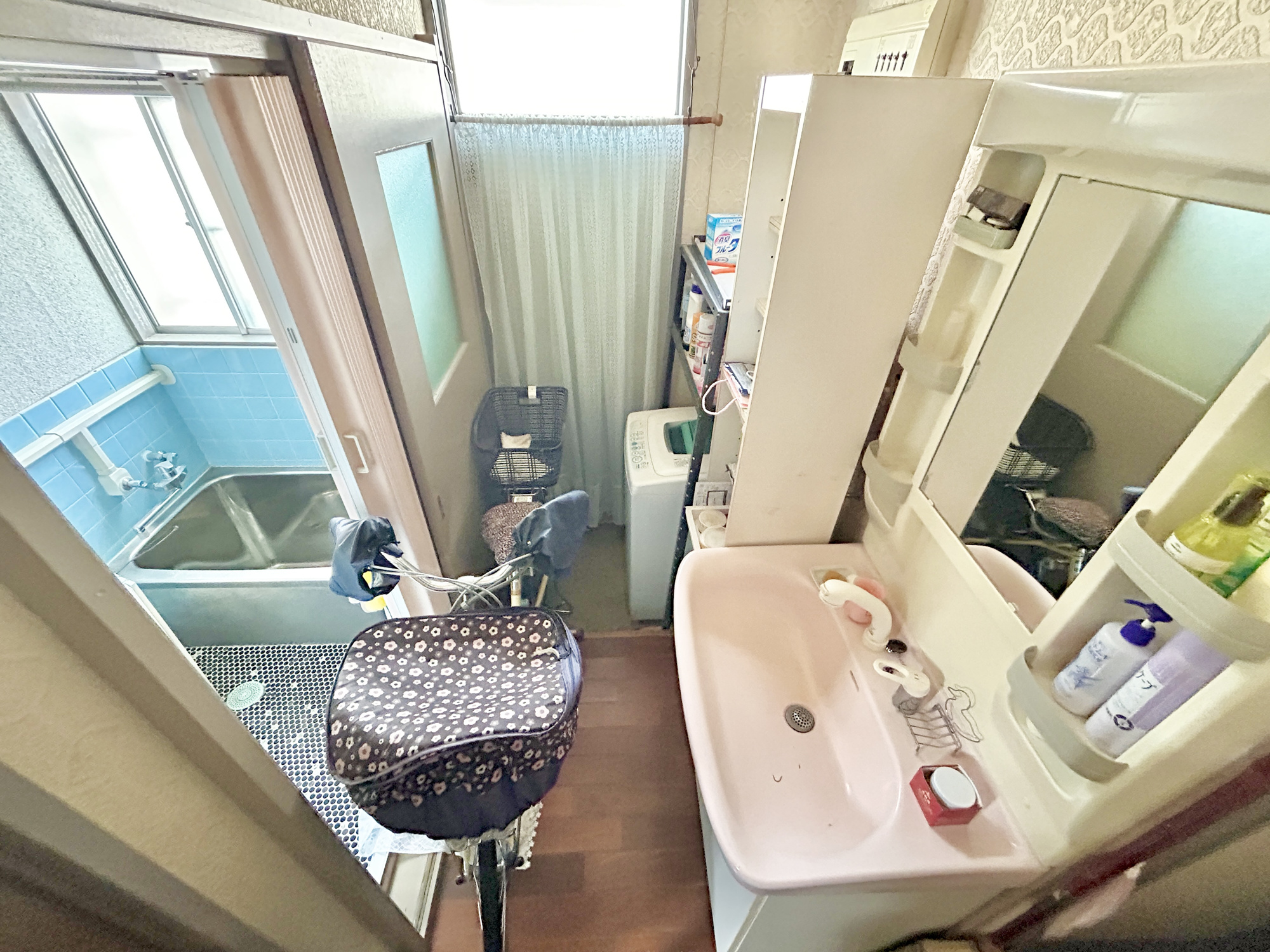 前橋市六供町３丁目　中古住宅の独立洗面台|広く、明るい洗面スペースで朝の身支度も快適に♪